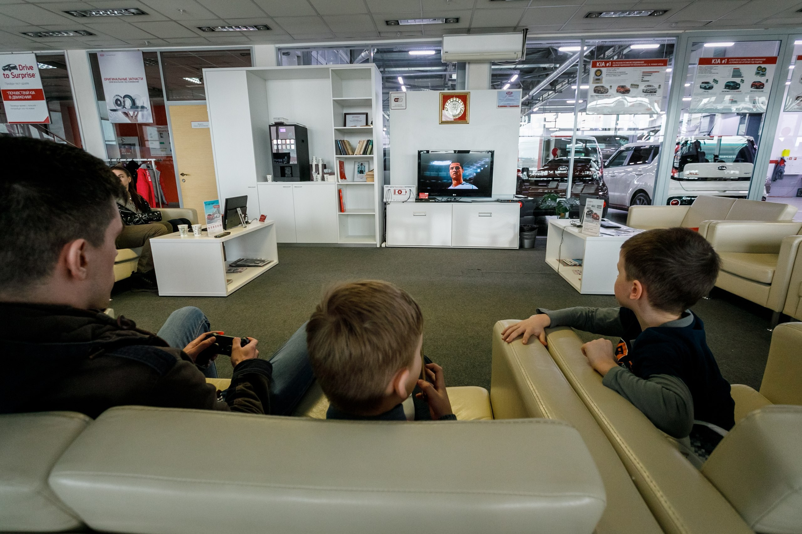 Розыгрыш билетов на ЧМ по футболу FIFA @ Киа Центр. Репортажный фотограф Максим Полянский. Москва, Санкт-Петербург, Красноярск