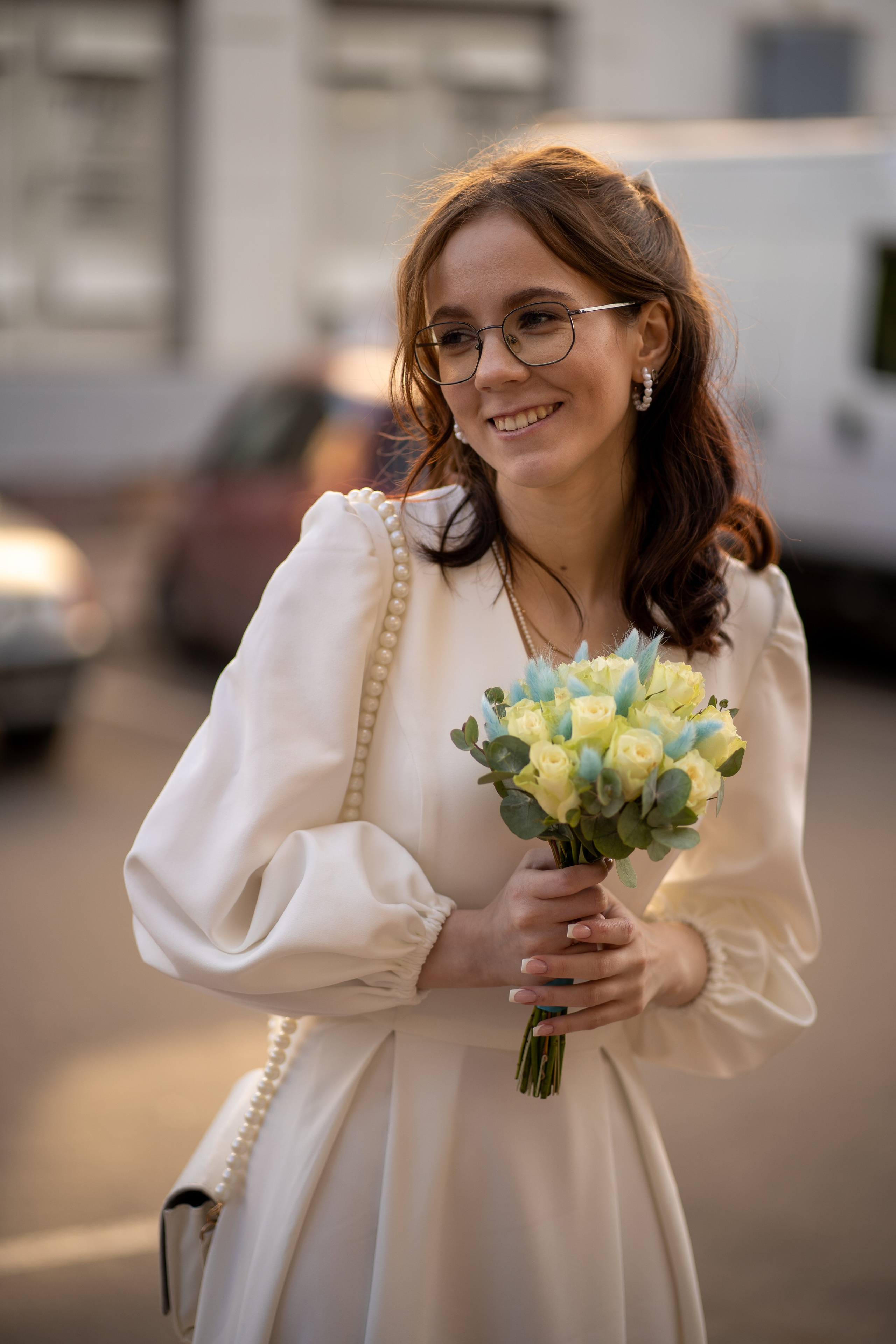 Невеста улыбается у загса