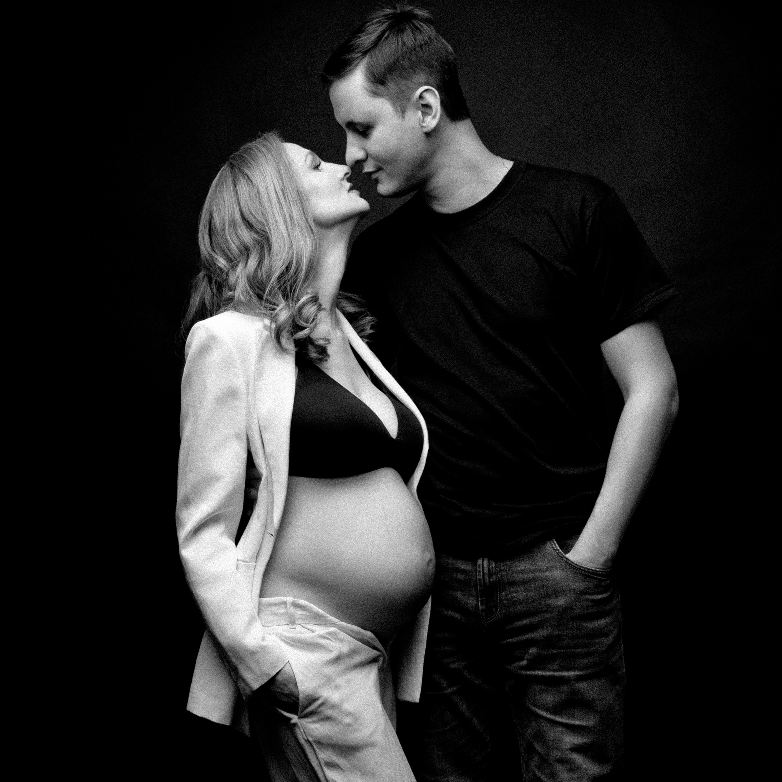 Фотосессия беременности с мужем СВАО Савеловский Москва на черном фоне.