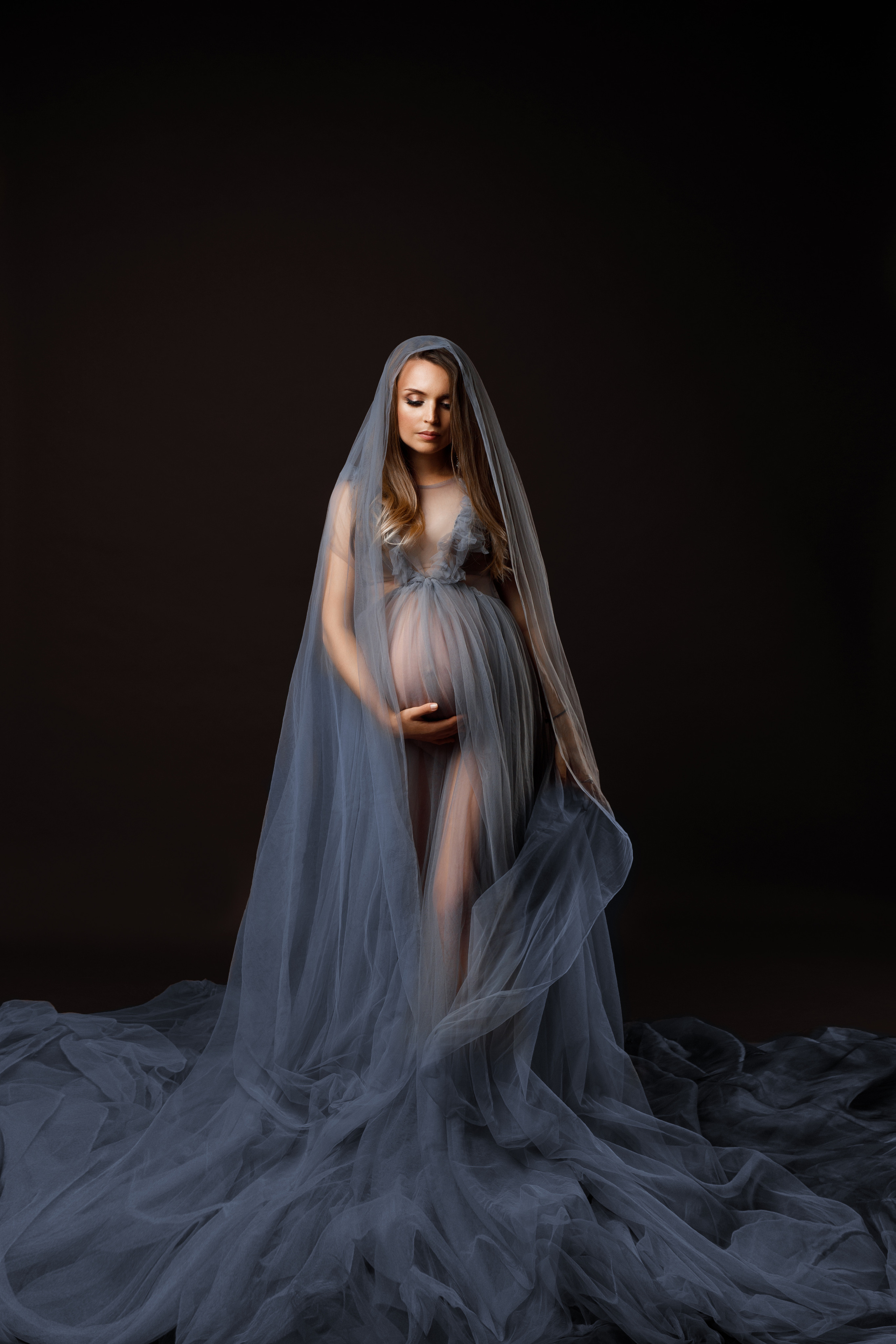 Фотосессия беременной Москва в пеньюаре на фоне.