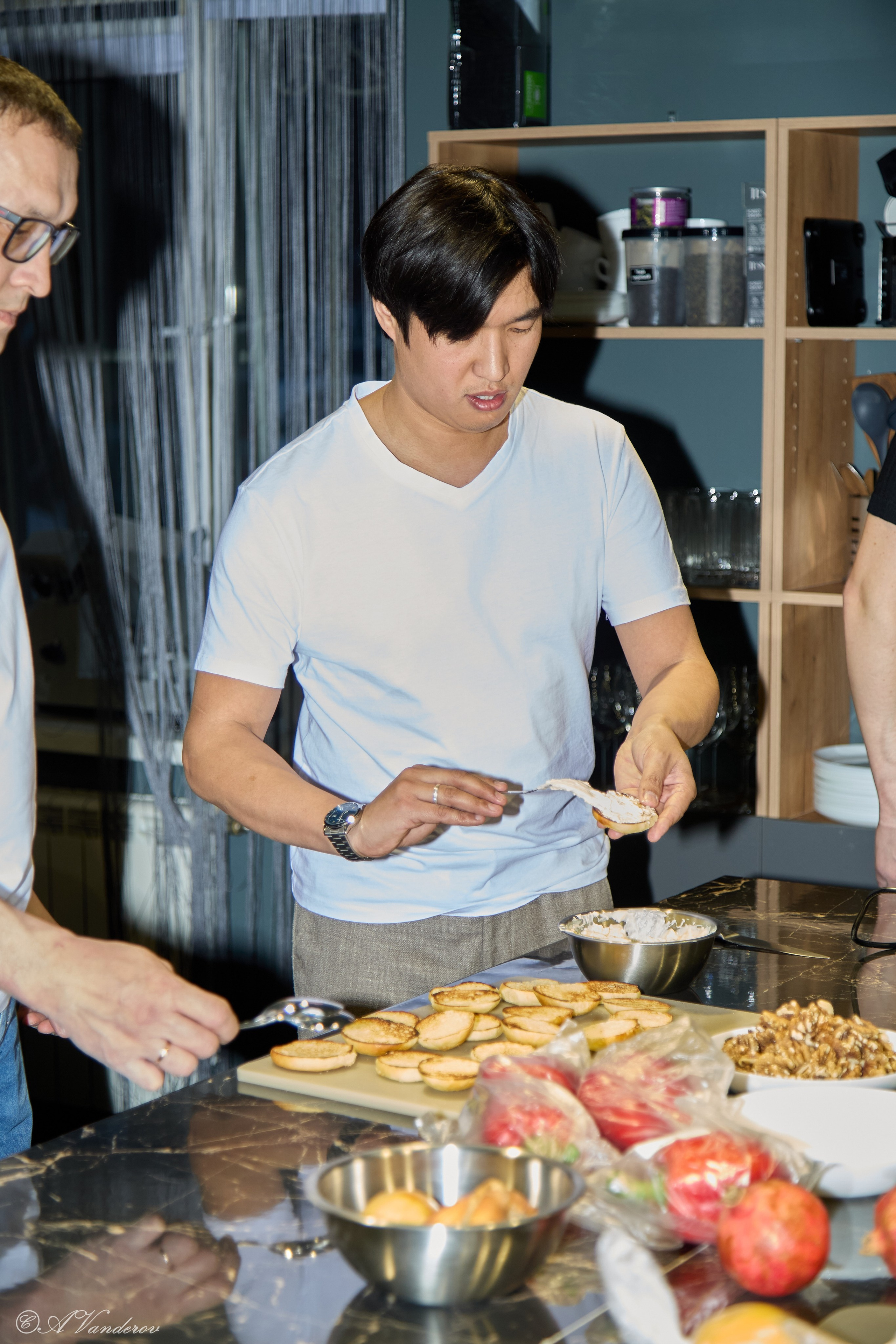 Мужские разговоры на кухне. Фотограф Омск | Александр Вандеров