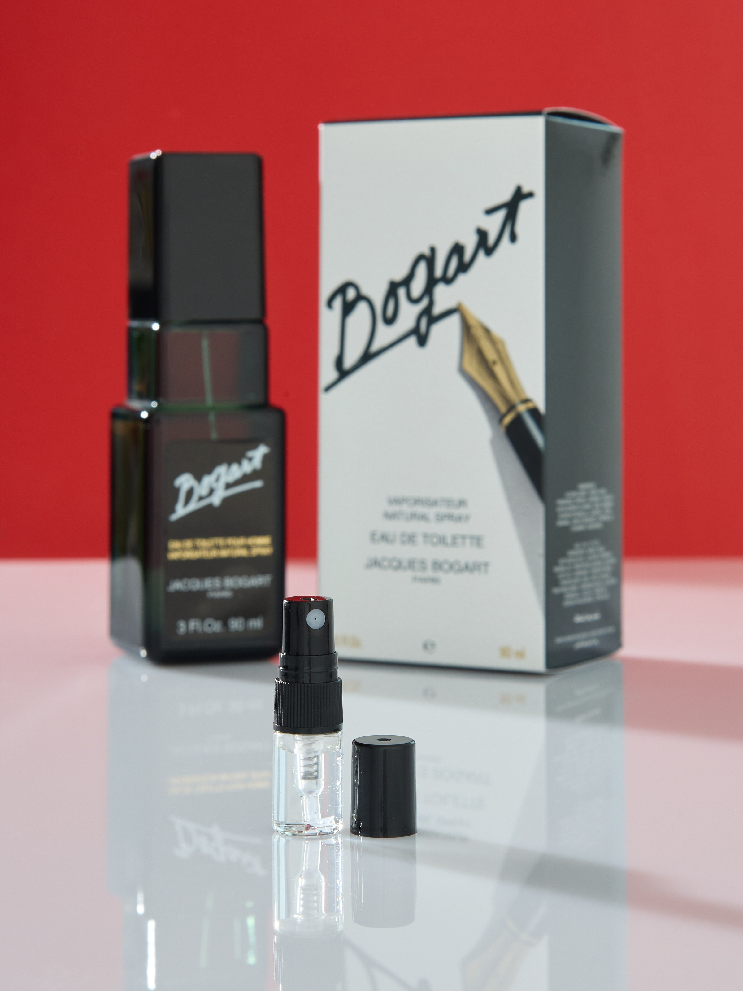 Прозрачный флакон с черным распылителем | Съемка на красном фоне для каталога