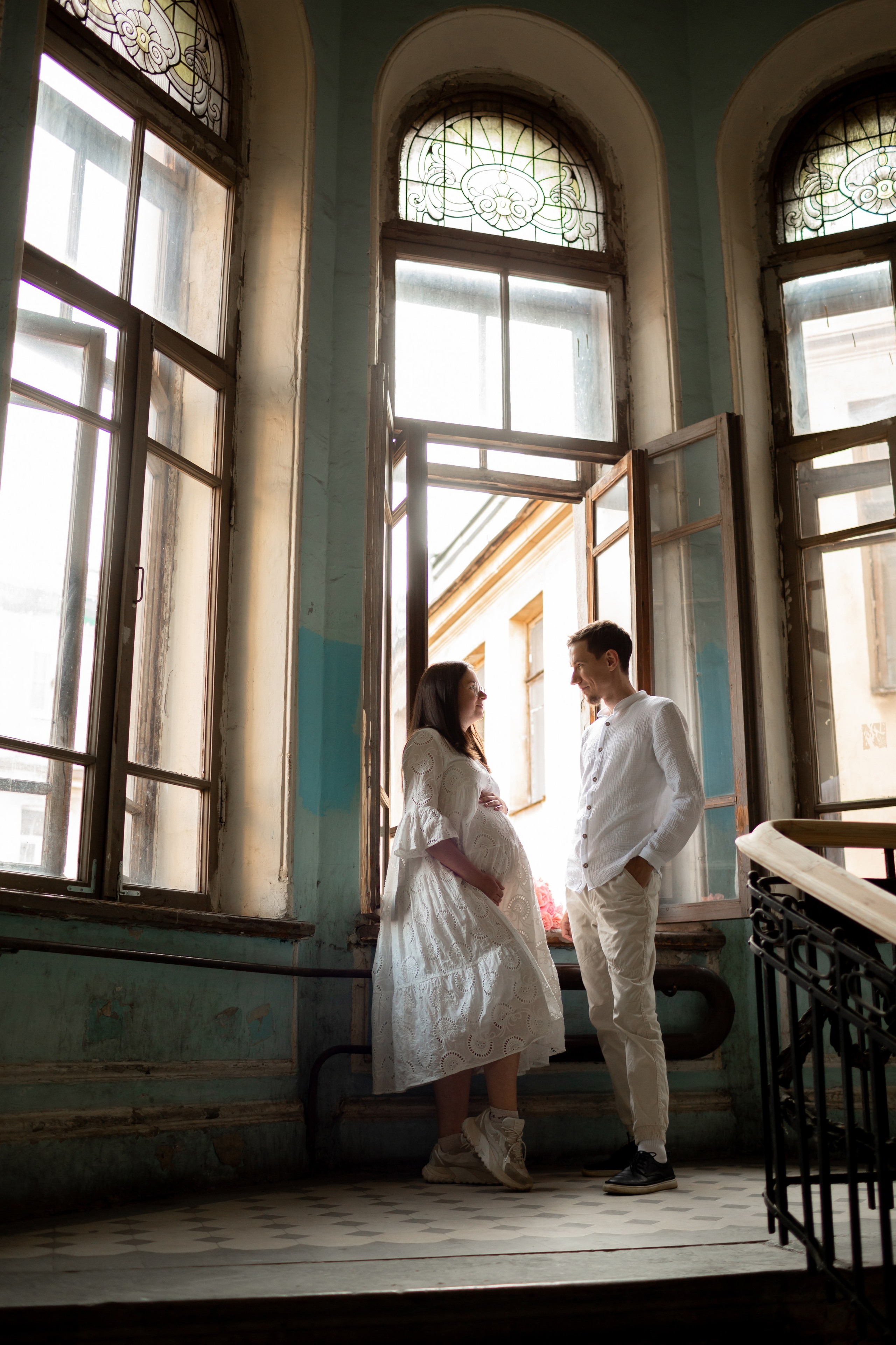 Пара в ожидании малыша в исторических интерьерах Петербурга