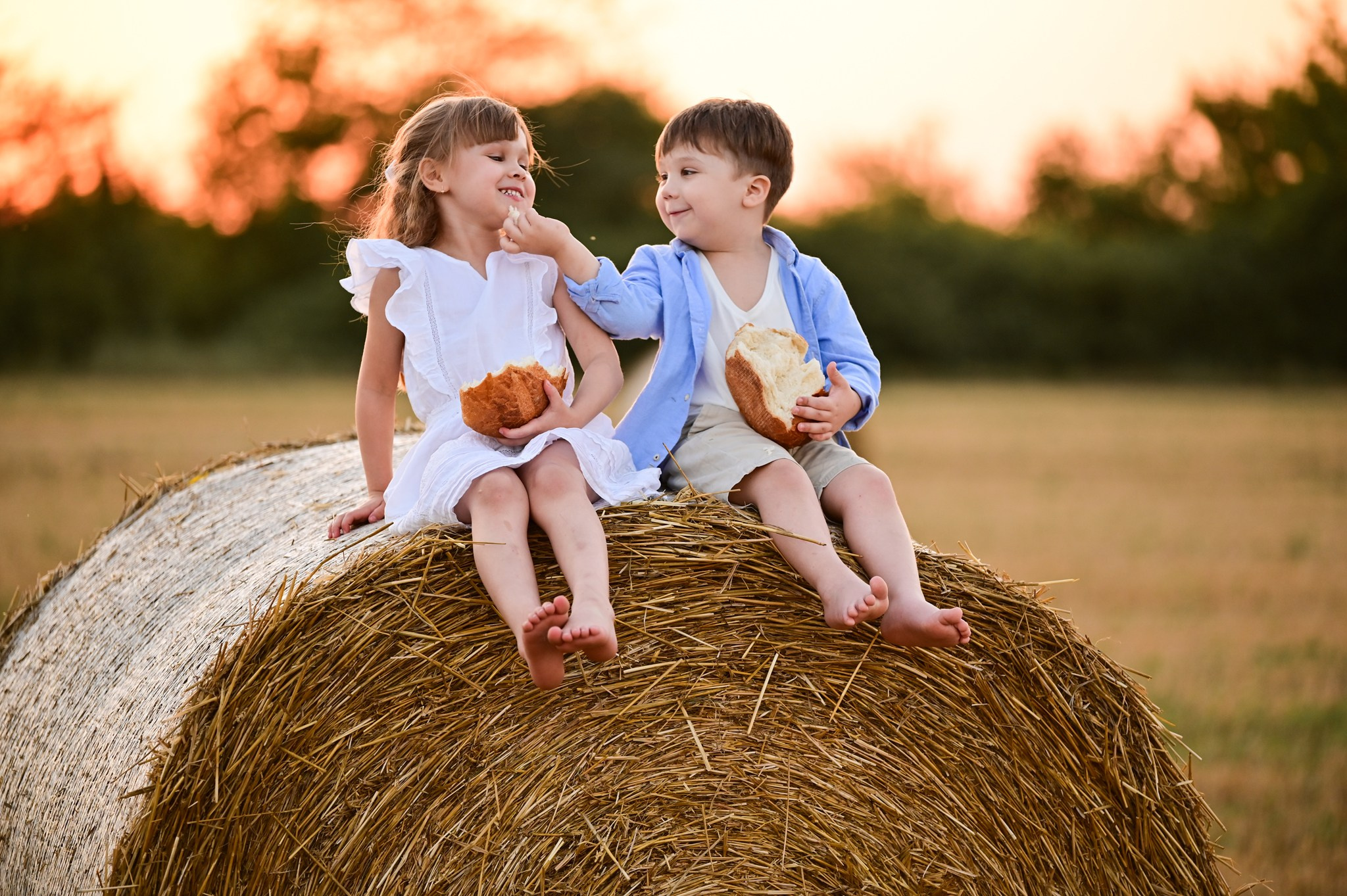 Мальчик и девочка на стоге - фотосессия в Краснодаре