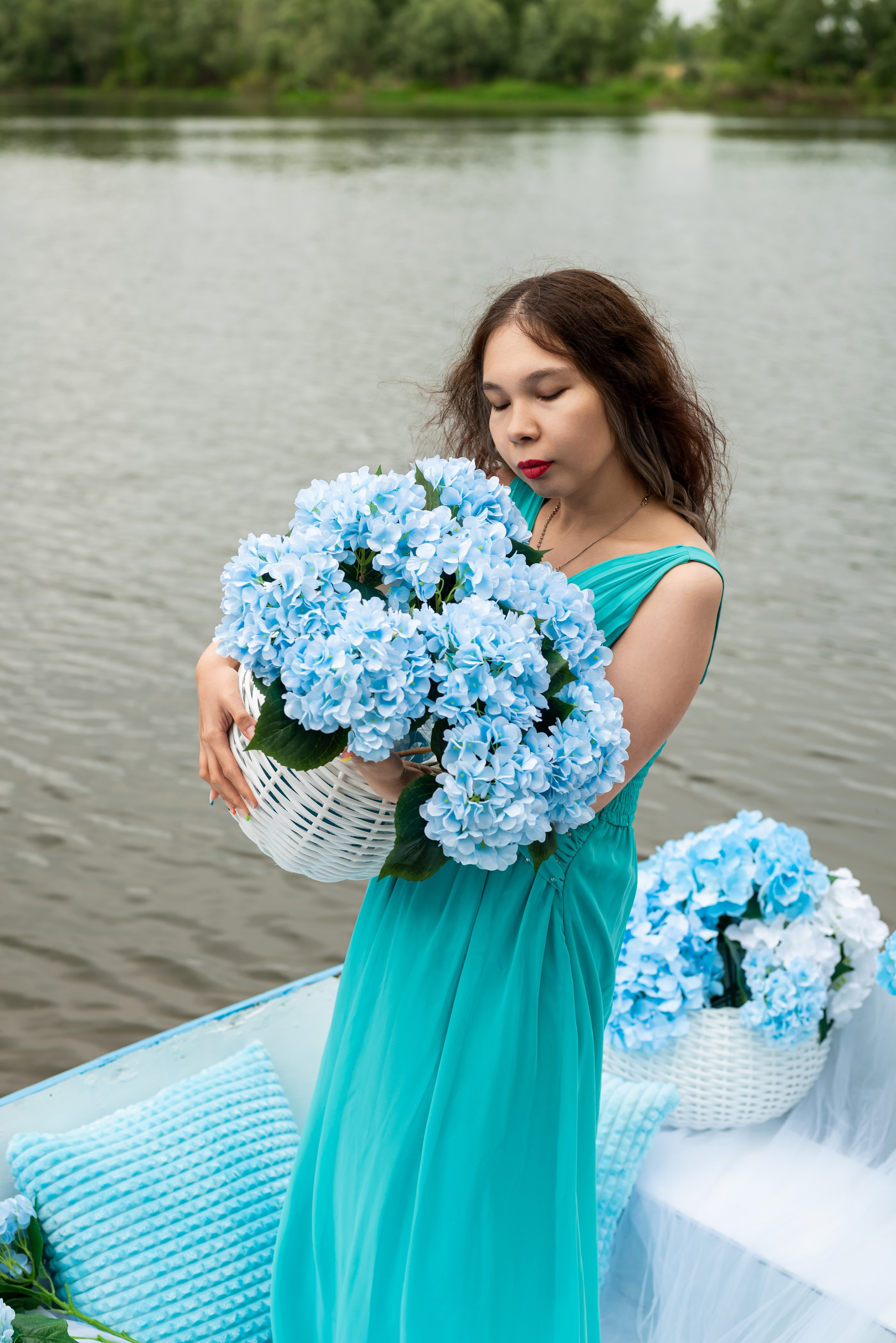 Фотопроект на лодке с голубыми гортензиями. Фотограф в городе Салават