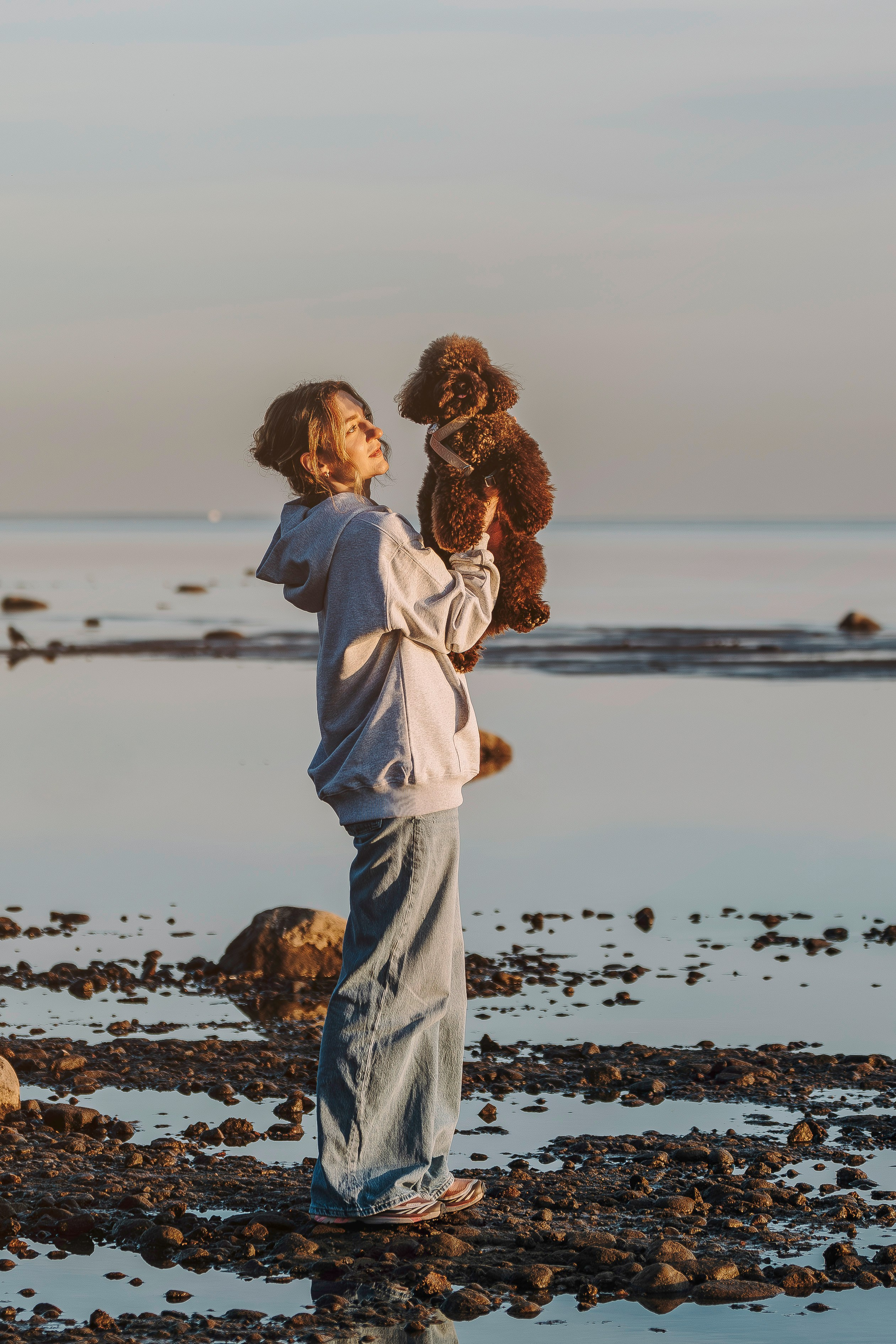 Фотосессия девушки с пуделем на пляже на закате. Фотограф анималист в Спб недорого Олеся Майорова