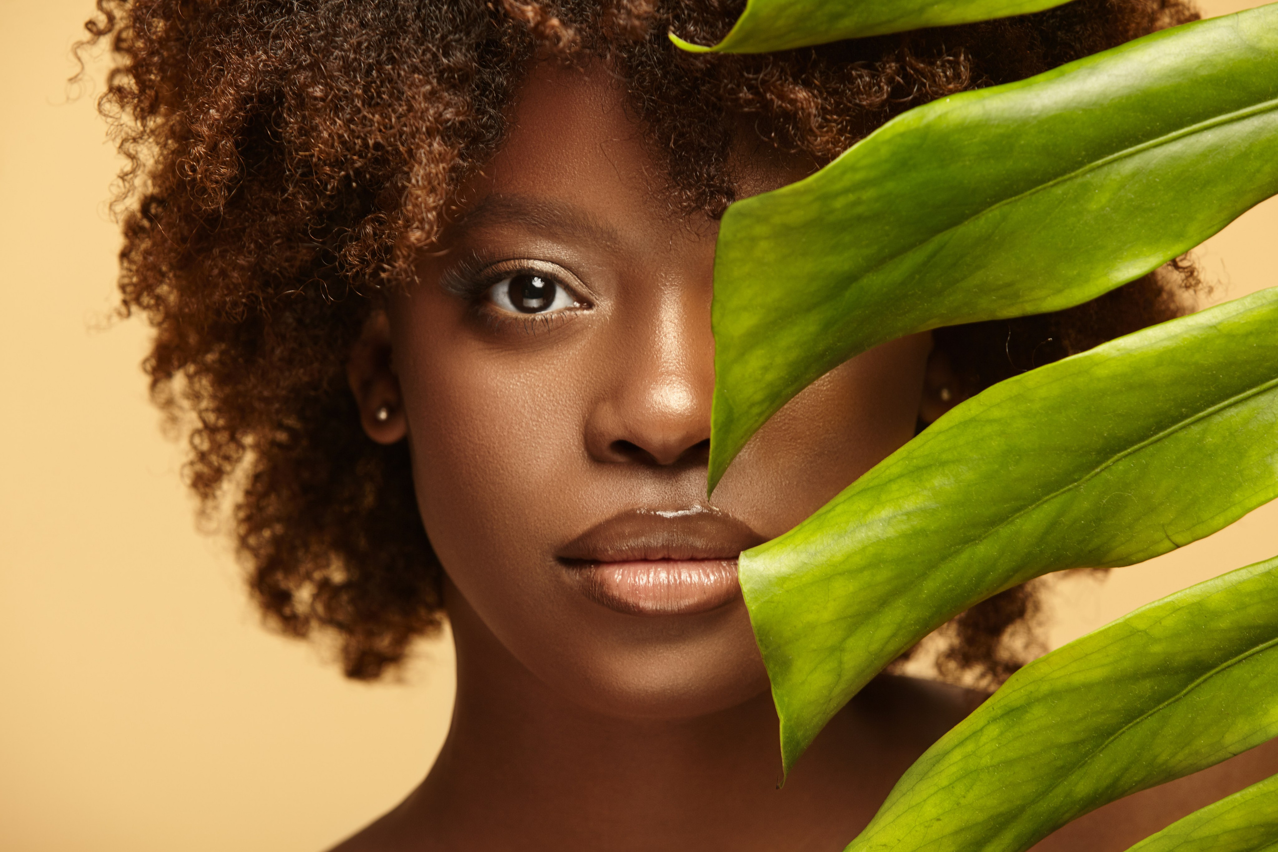 СЪЁМКА НА ЛЮДЯХ. Ильшат Бикмиев — предметный фотограф. Каталог и рекламная съёмка для бизнеса Алматы. Качественные фото для бизнеса, маркетплейсов интернета