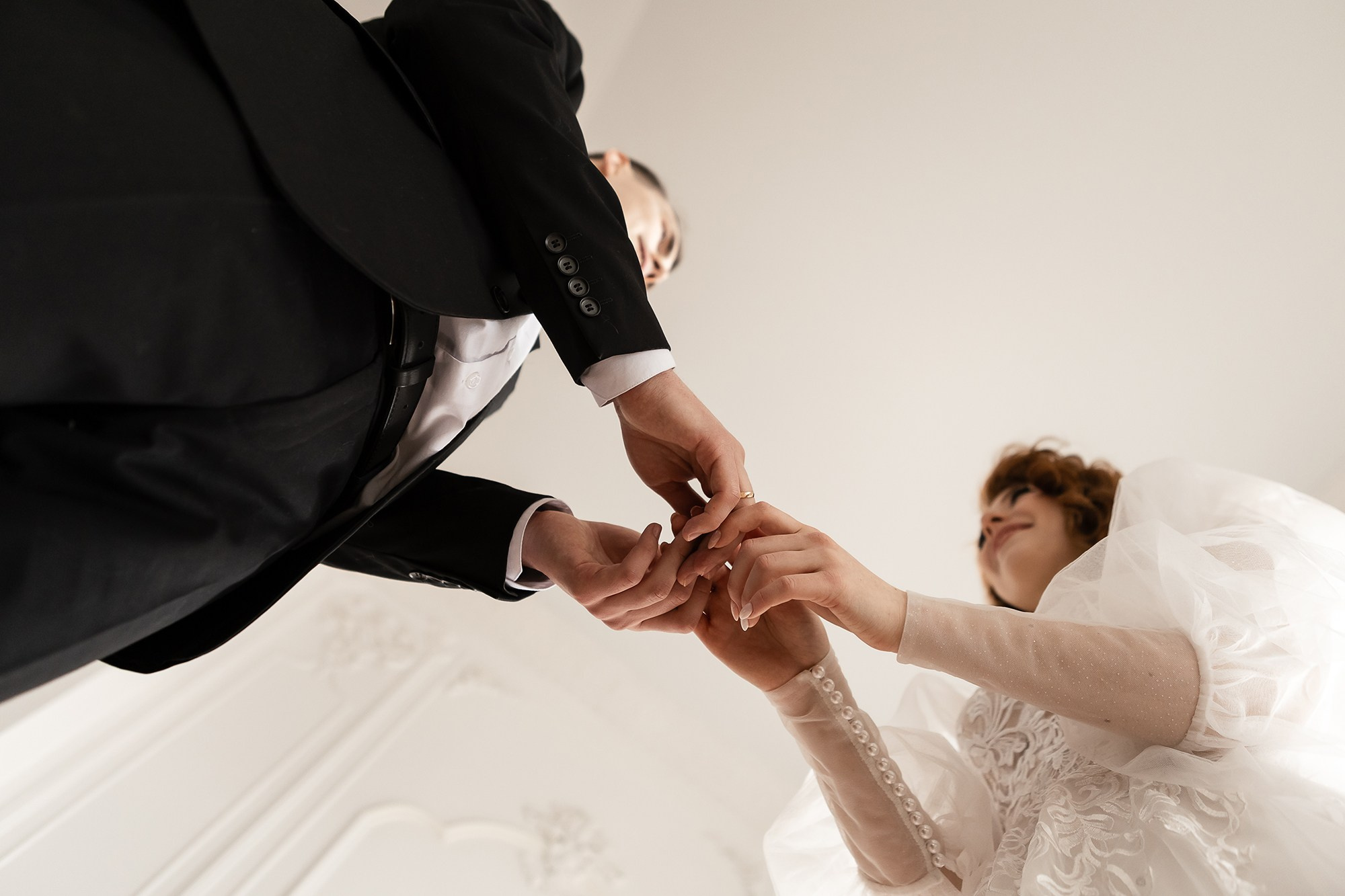 Руки молодожен вид снизу