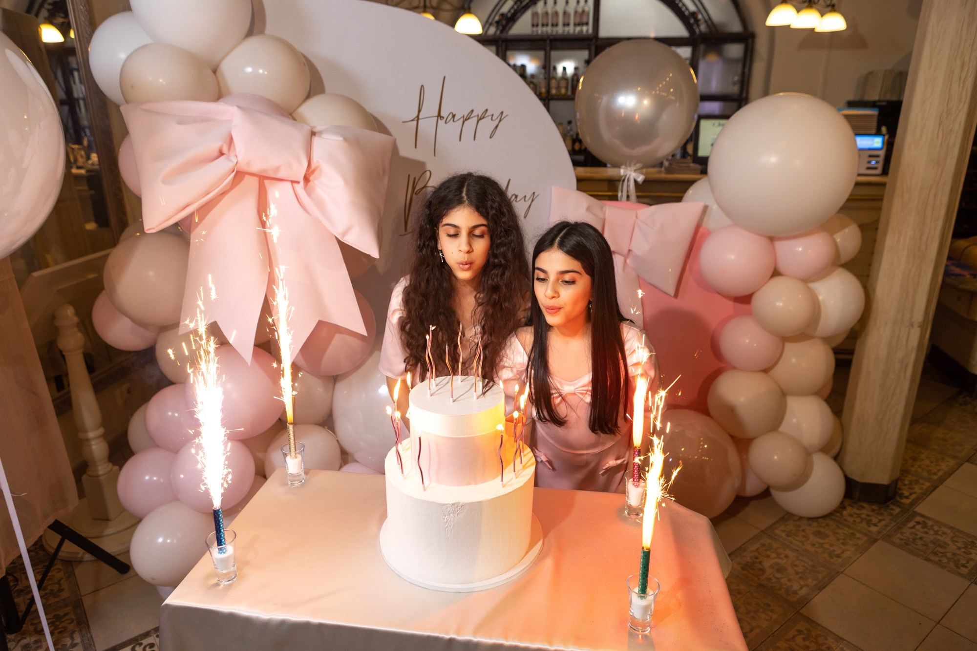 День Рождения Софьи и Лизы в ресторане «Ностальгия». Фотограф в Оренбурге. Профессиональный фотограф