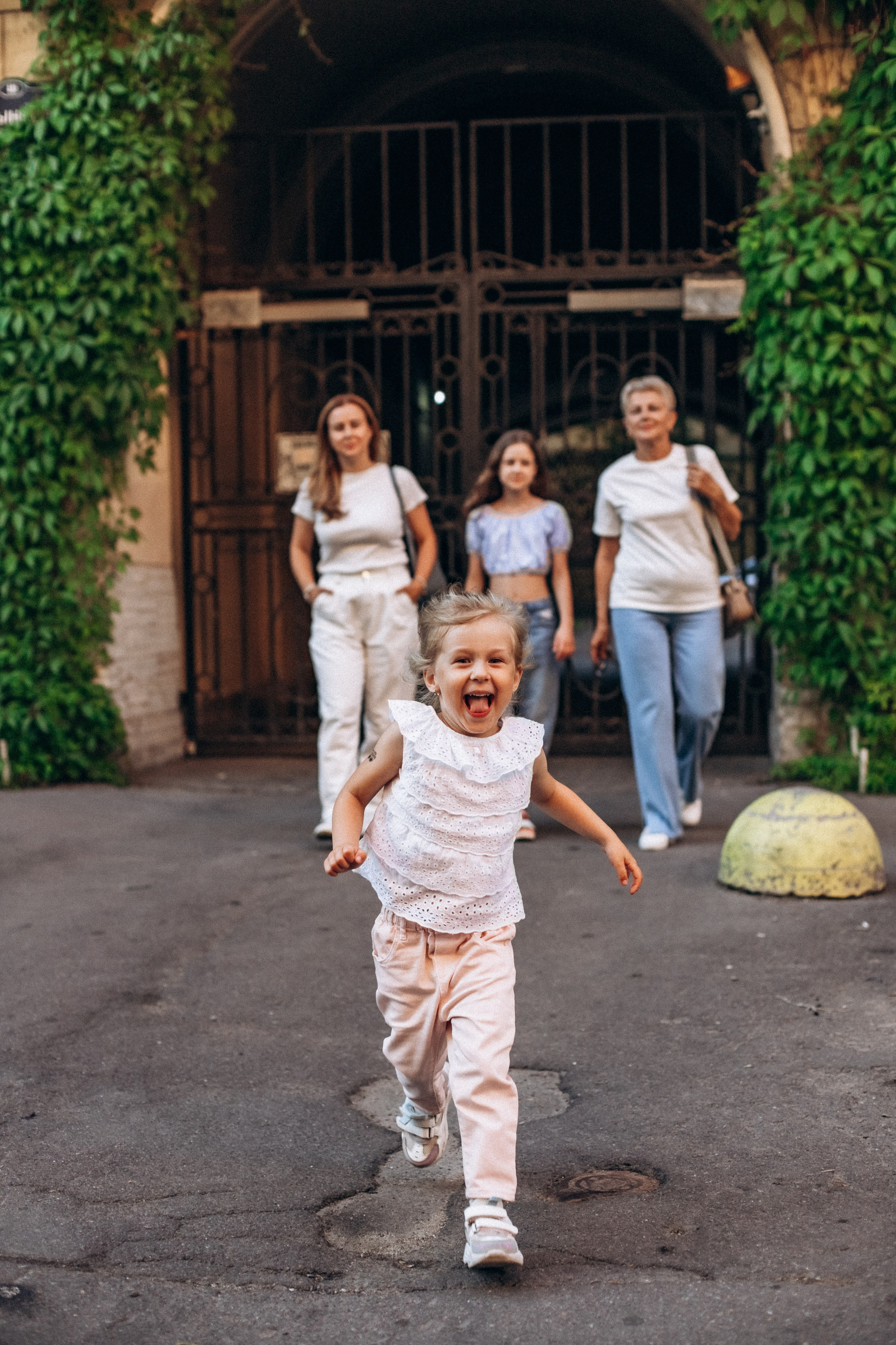 Дарья с семьей в июне. Фотопрогулка в Петербурге. Индивидуальный и семейный фотограф в Санкт-Петербурге