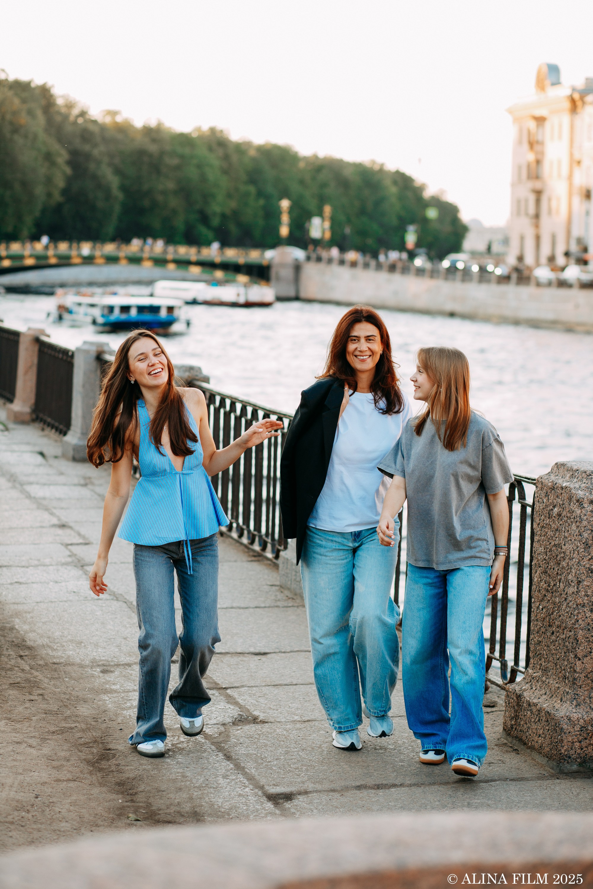 Семейная фотопрогулка у Летнего сада. Фотограф в Санкт-Петербурге Alina Film