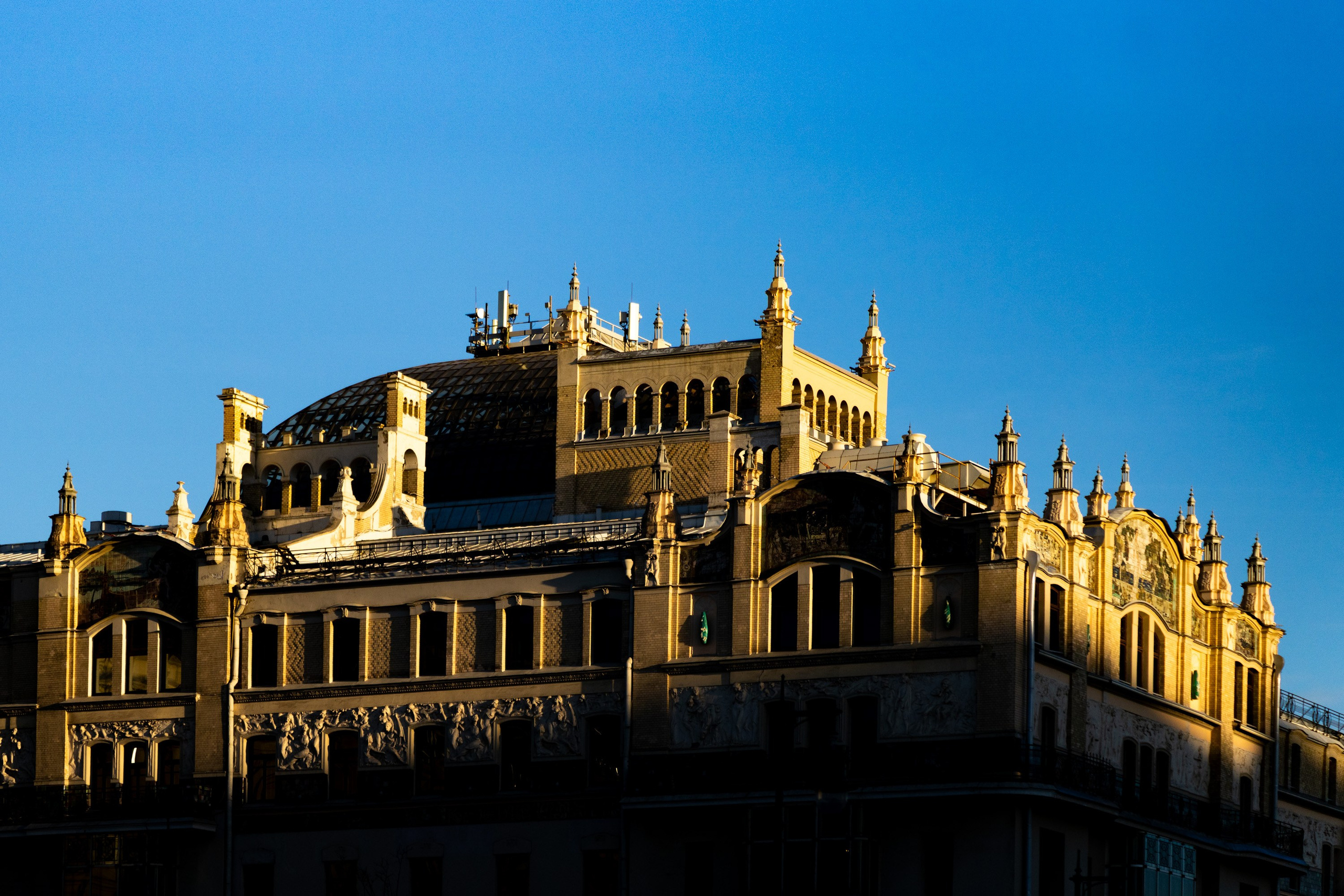Свет и тень в городе. Фотограф в Москве. Шахабудин