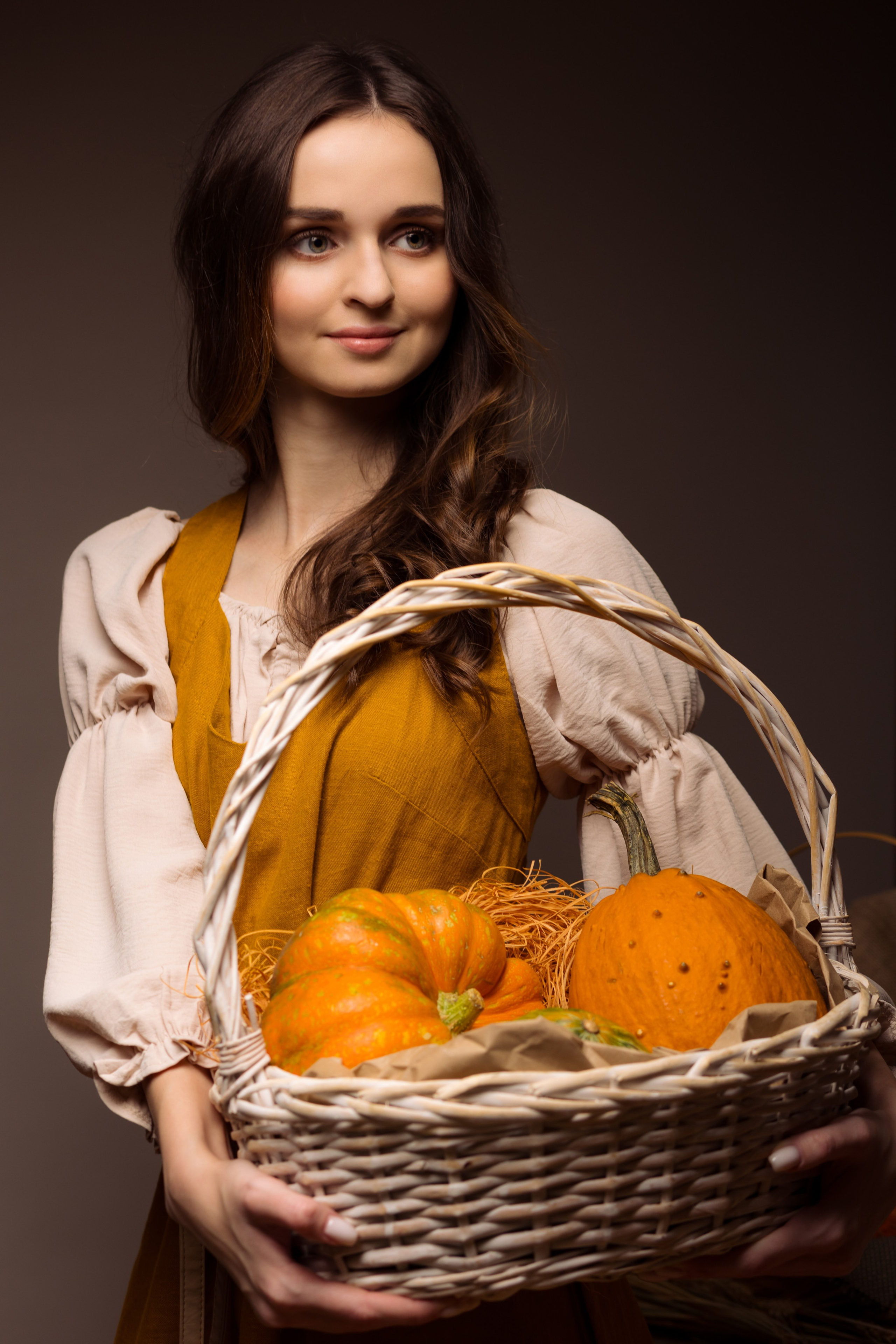 Портрет крестьянки держащий корзину полную разных видов тыквы