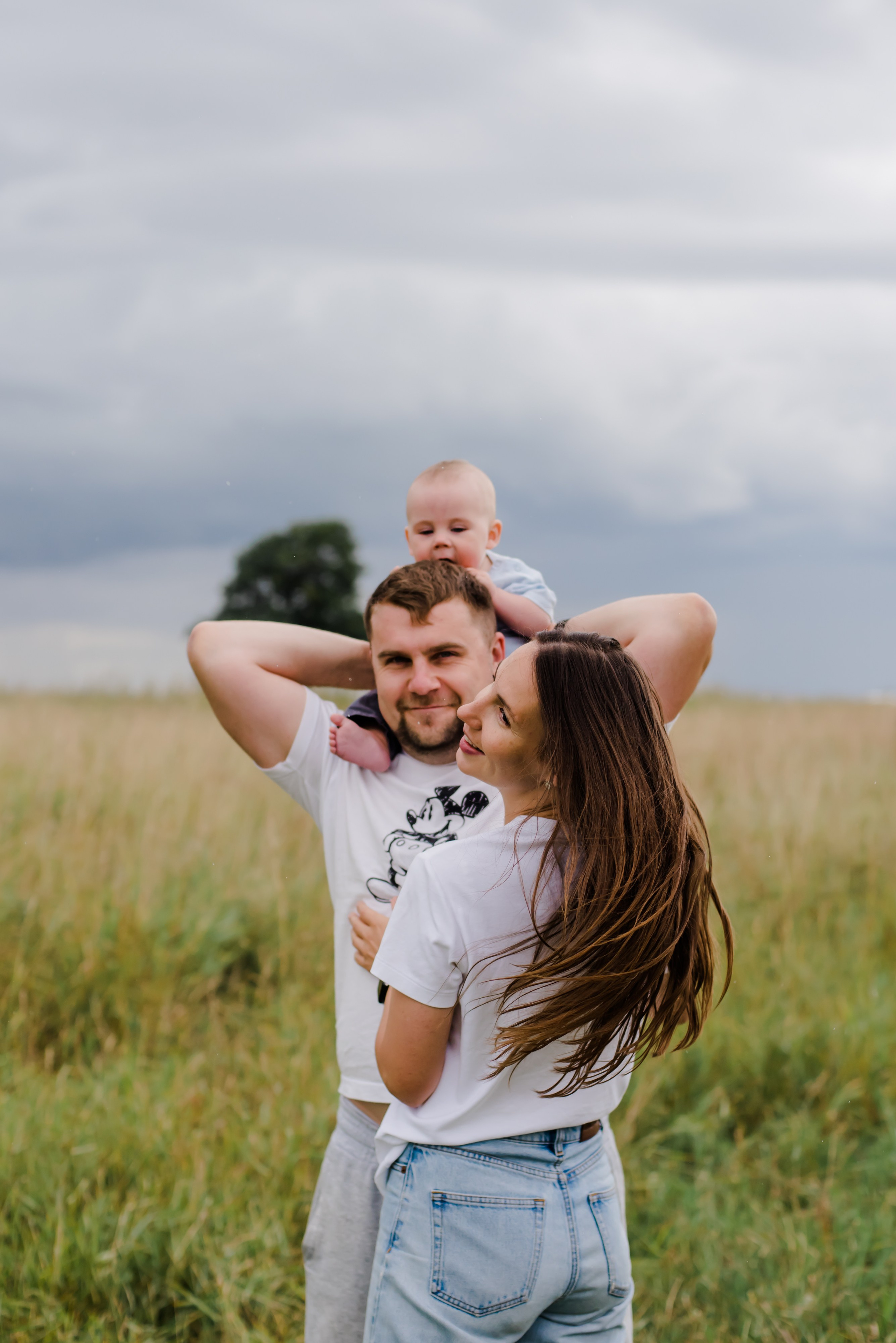 Анна и ее семья, фотосессия в поле. Свадебный и семейный фотограф Евгения Кононова