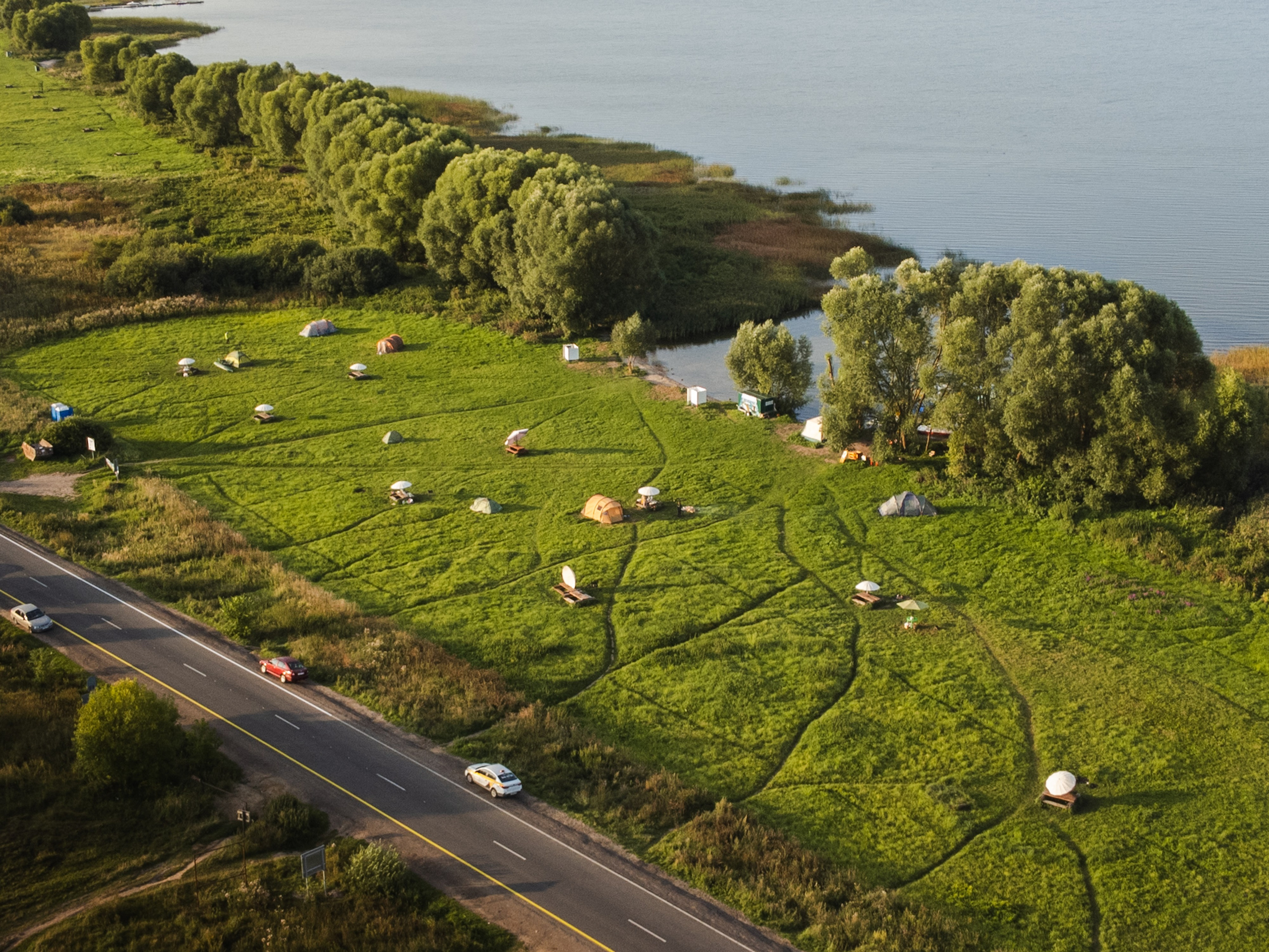 Переславль - Залесский, Загородный клуб "ОЗЕРО", Плещеево озеро, крестова гора, небо, трава, лето, люди с палатками, утро