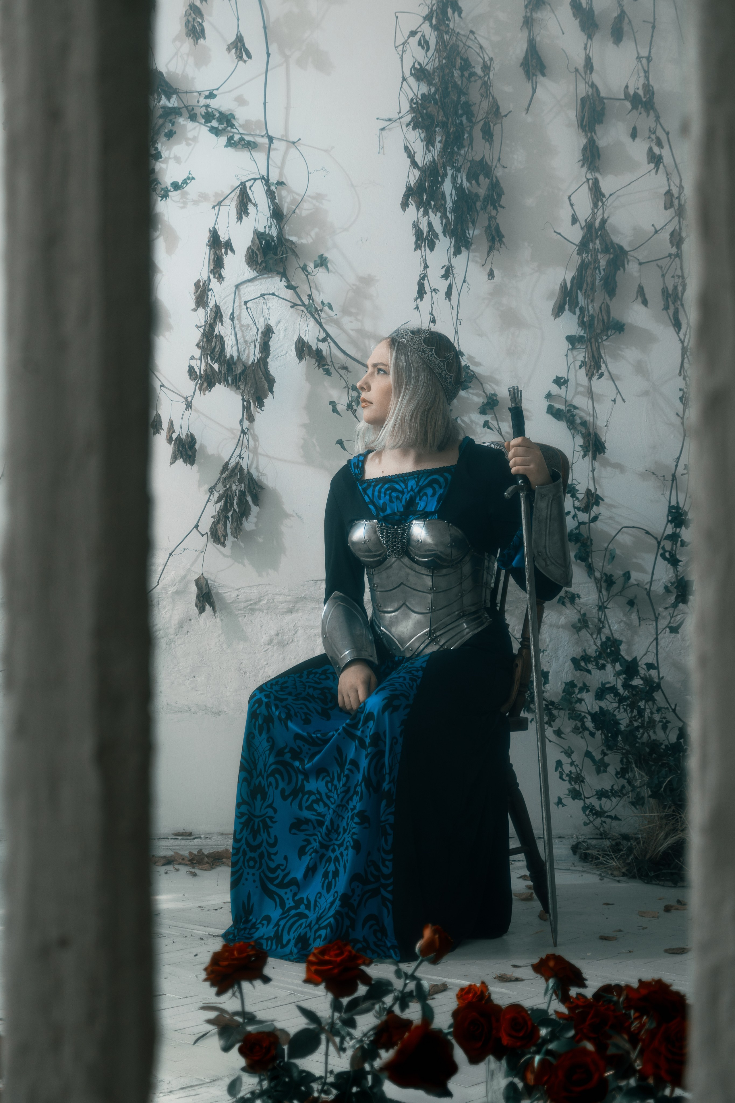 Атмосферный портрет девушки в исторических доспехах с детальной проработкой. Тщательная работа над каждым элементом.