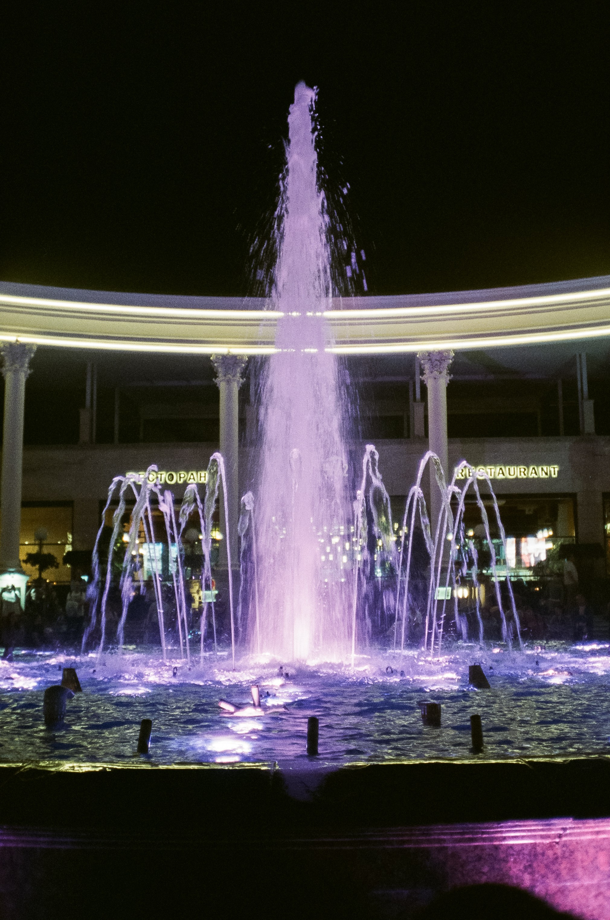 Курортный проспект Кисловодска вечером и поющие фонтаты