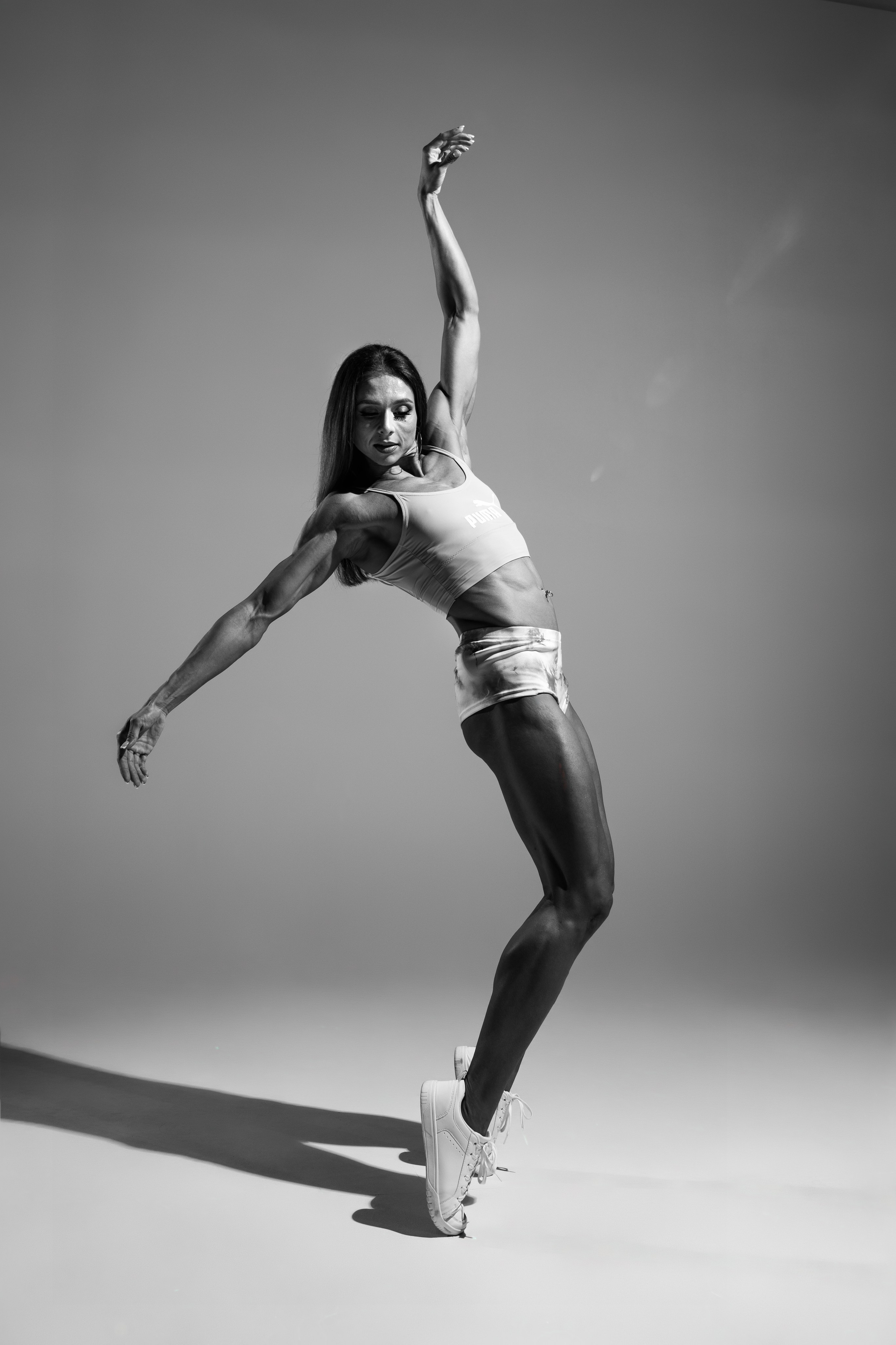 Съемка с Марией на циклораме с импульсным светом для «себя» и контента. Дмитрий Шульгин, портретный фотограф в Воронеже