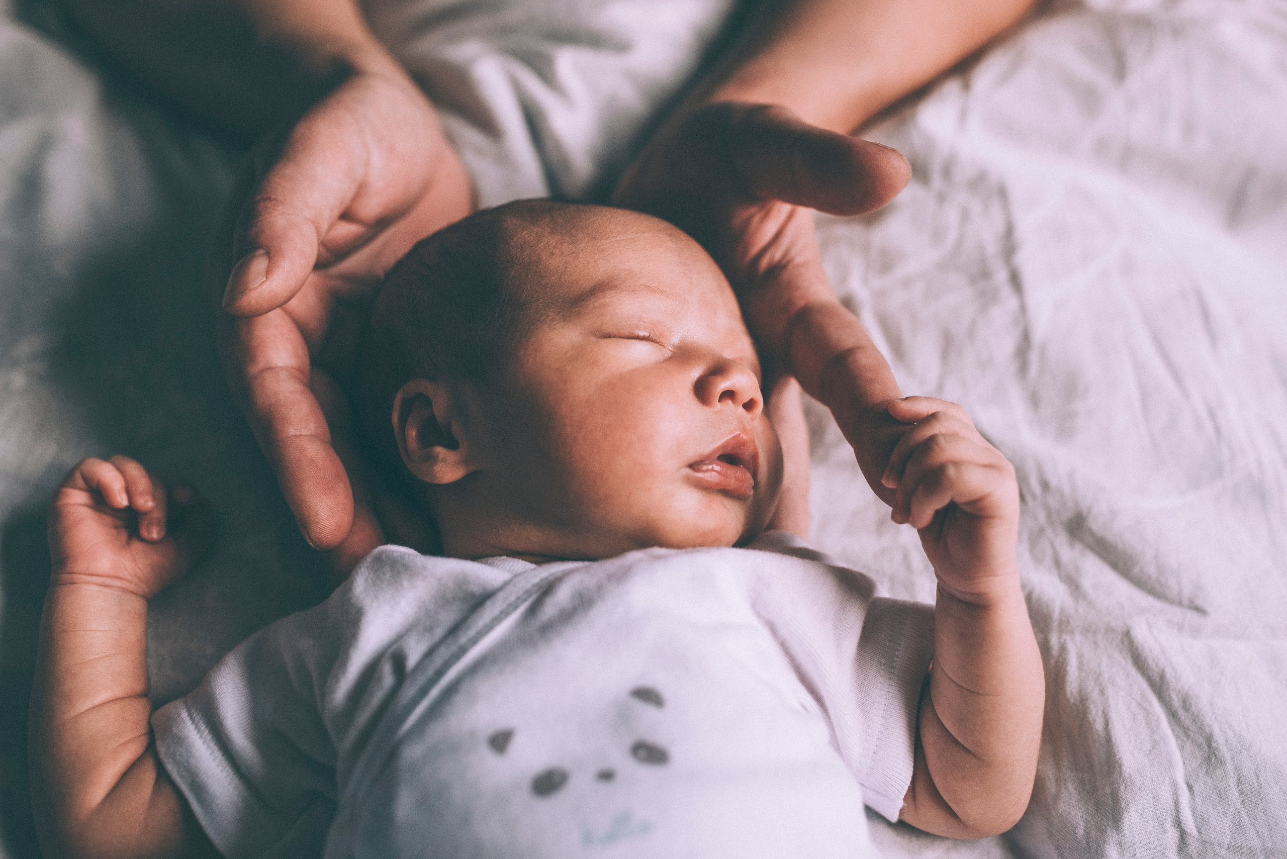 Новорожденный малыш держит папин пальчик, new born съемка в Уфе, new born фотосессия Уфа