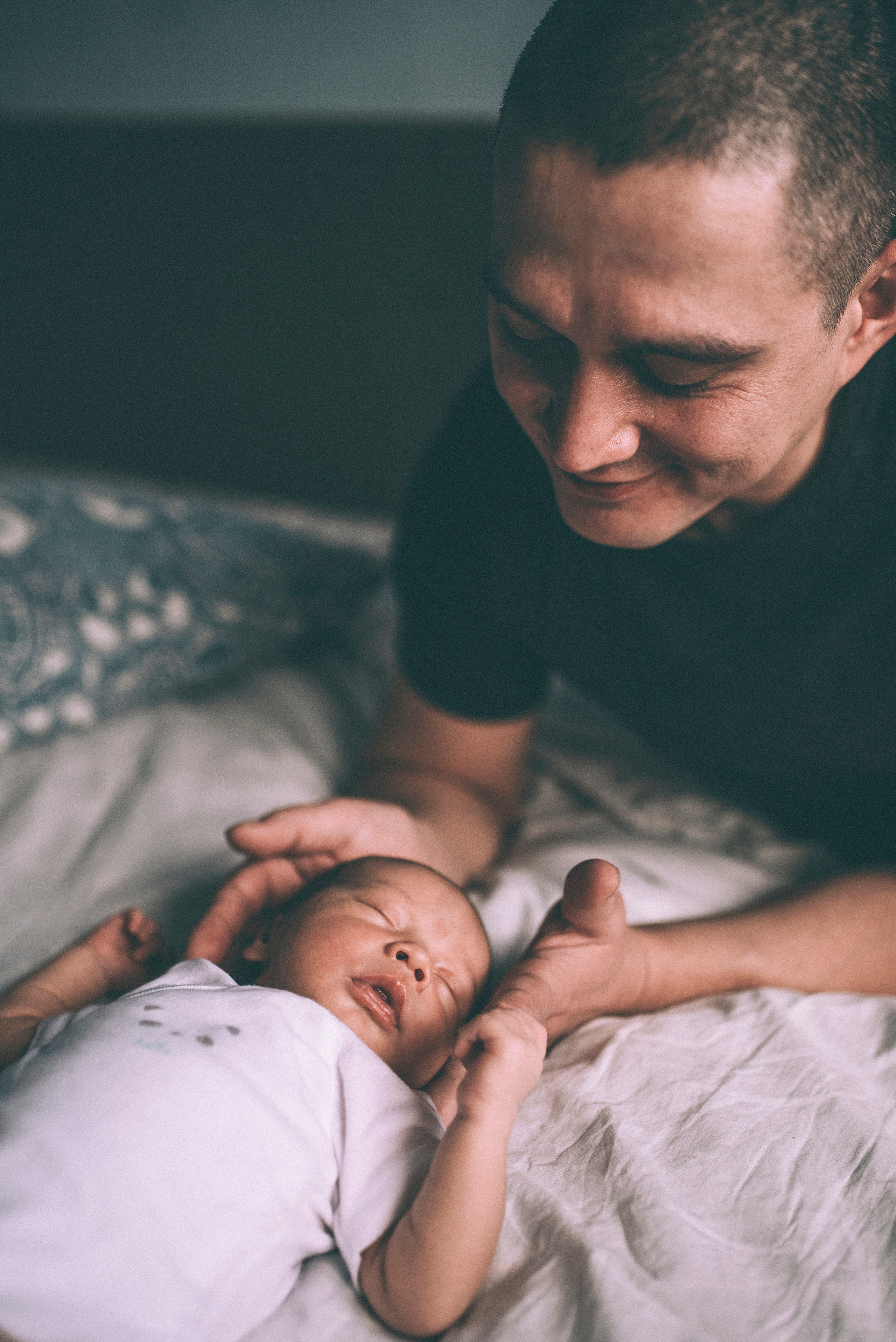 новорожденный малыш держит папу за пальчик, фотосессия newborn life style в уфе, new born съемка в Уфе, new born фотосессия Уфа