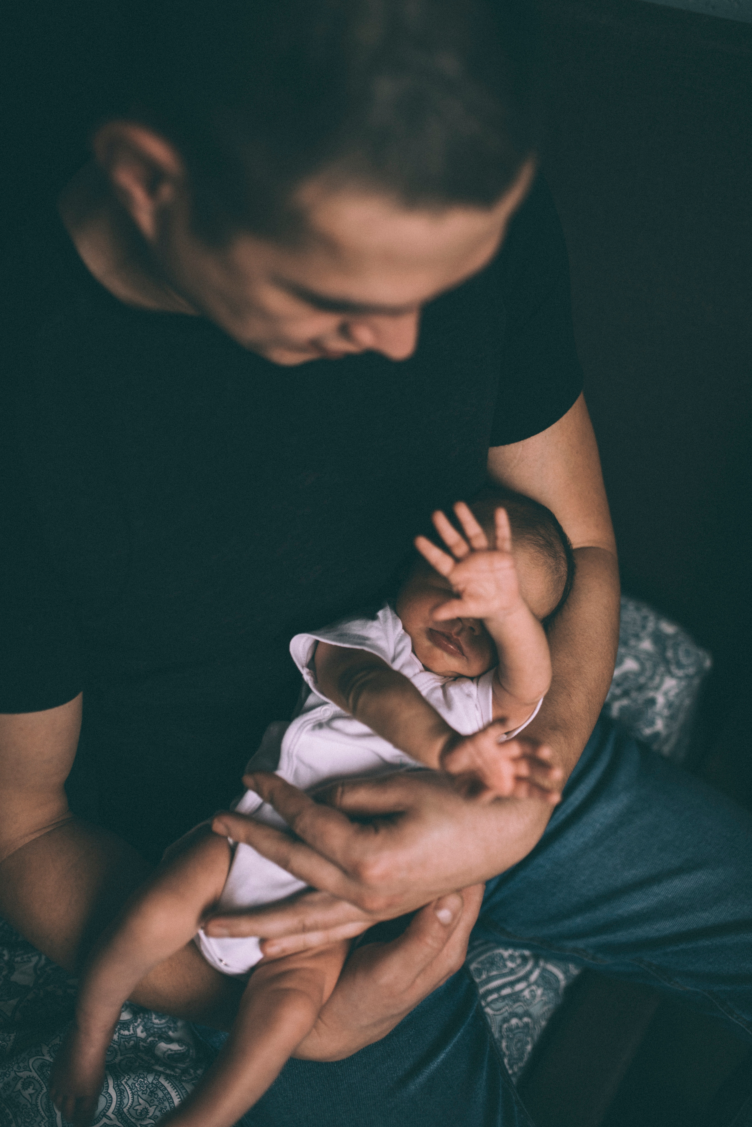 Папа держит на руках новорожденного малыша, съемка новорожденных в городе уфа