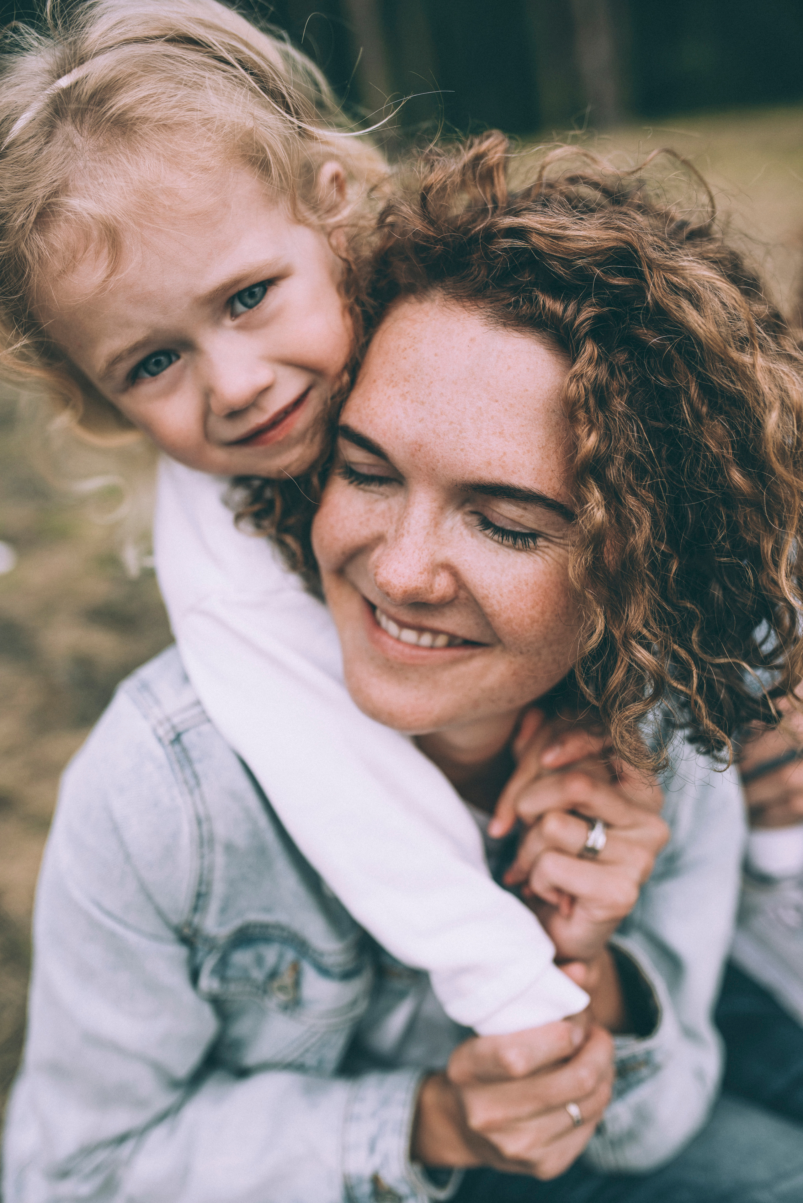 Дочка обнимает маму фотосъёмка в Уфе, фотограф Уфа