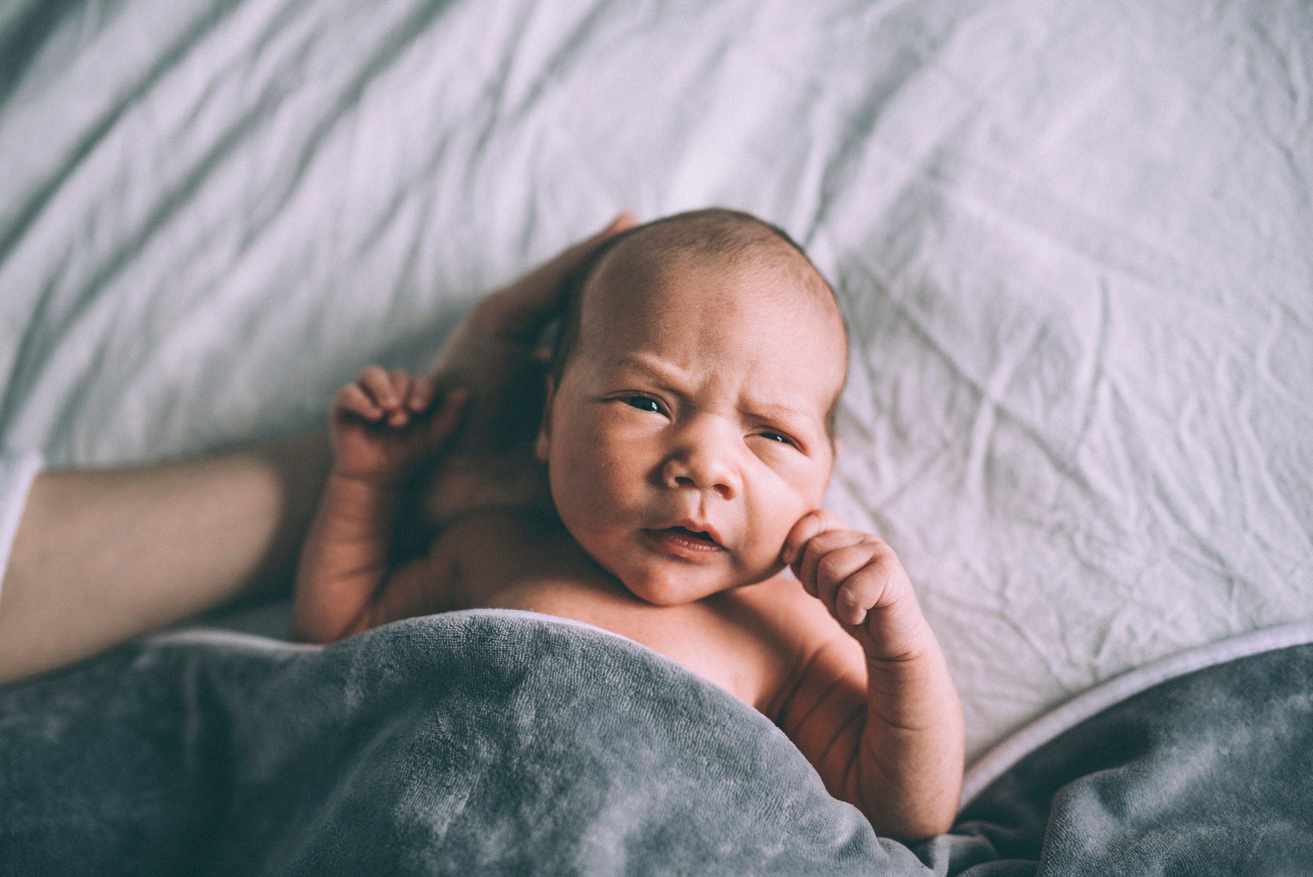 новорожденный малыш лежит в кроватке, съемка newborn life style в городе Уфа, new born съемка в Уфе, new born фотосессия Уфа