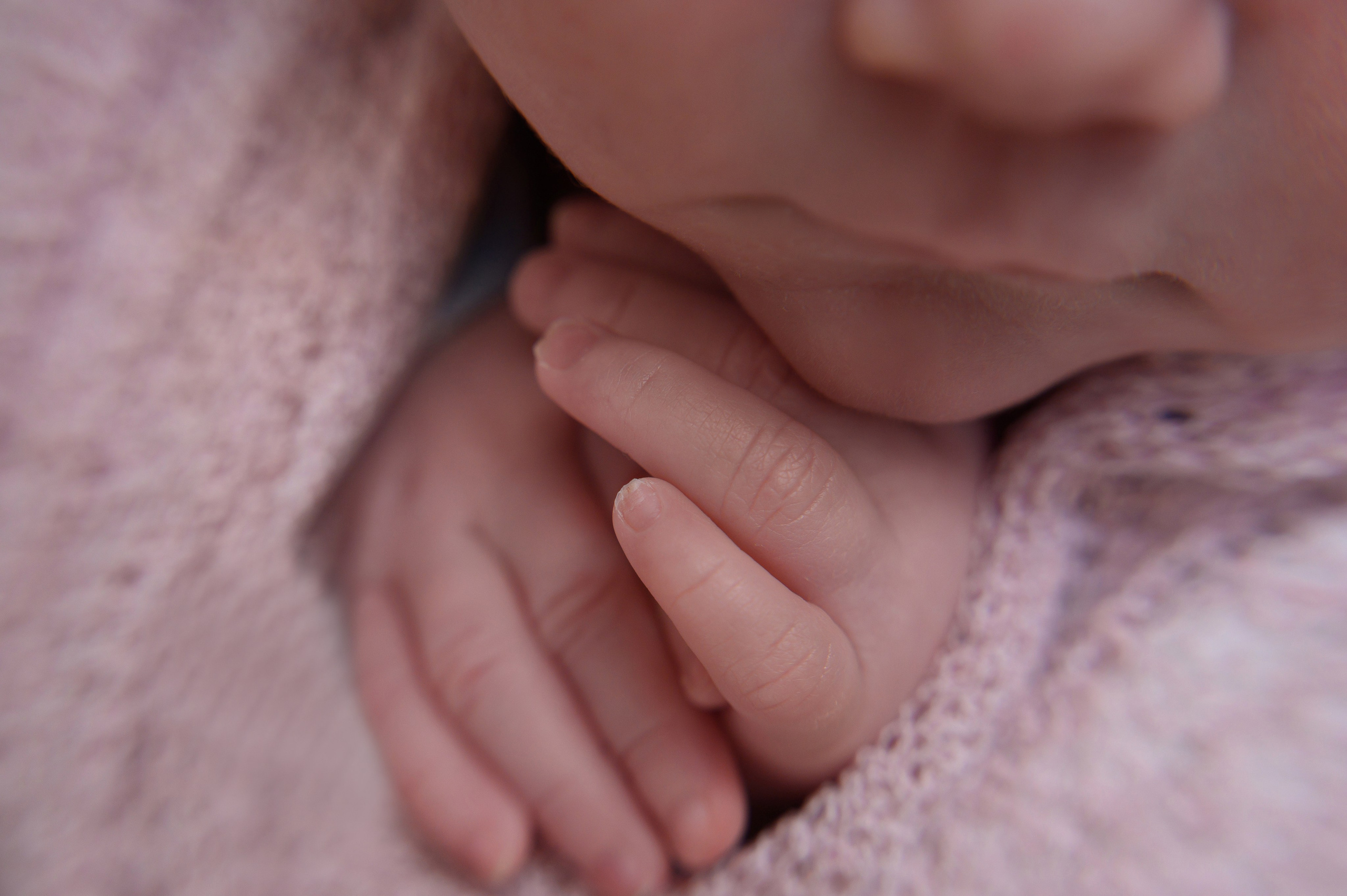 Фотосессия новорожденных, нью-борн малышей в Кингисеппе, Сестрорецке, Санкт-петербурге