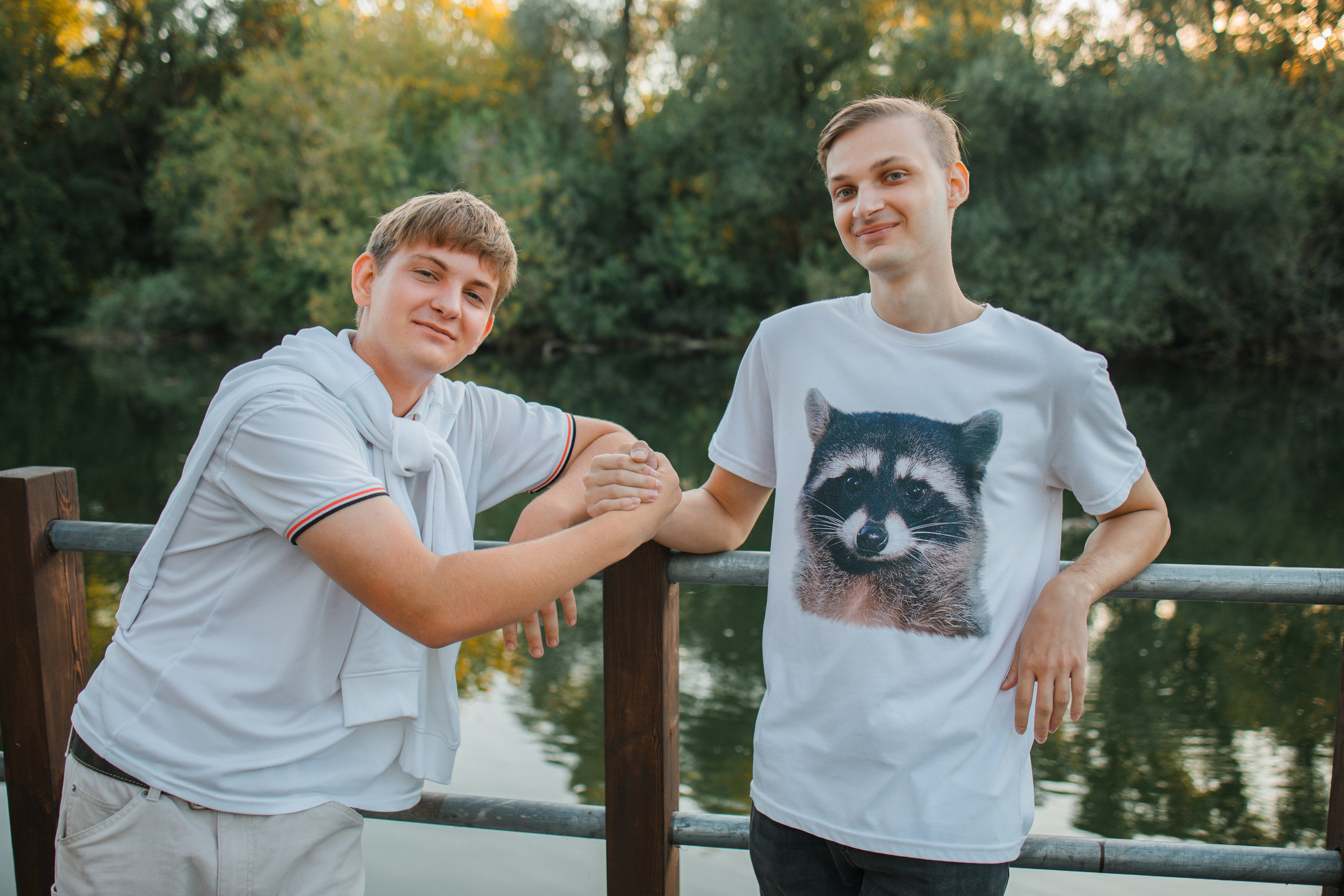 Прогулочная фотосессия на выпускной альбом с 11 классом в Серпухове. Выпускные альбомы в Серпухове