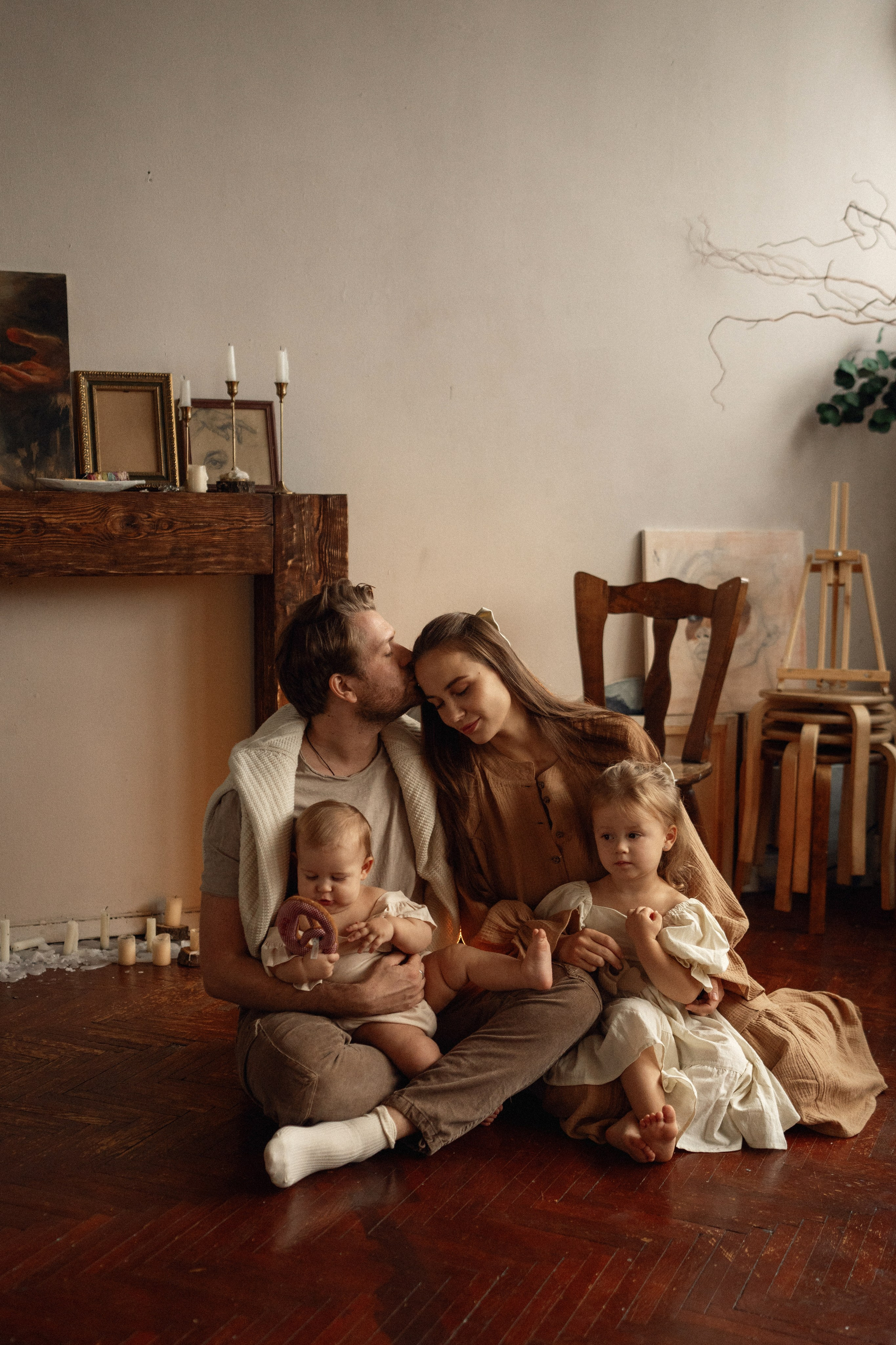 В мастерской художника. Семейный фотограф Москва. Фотограф беременности и материнства Москва