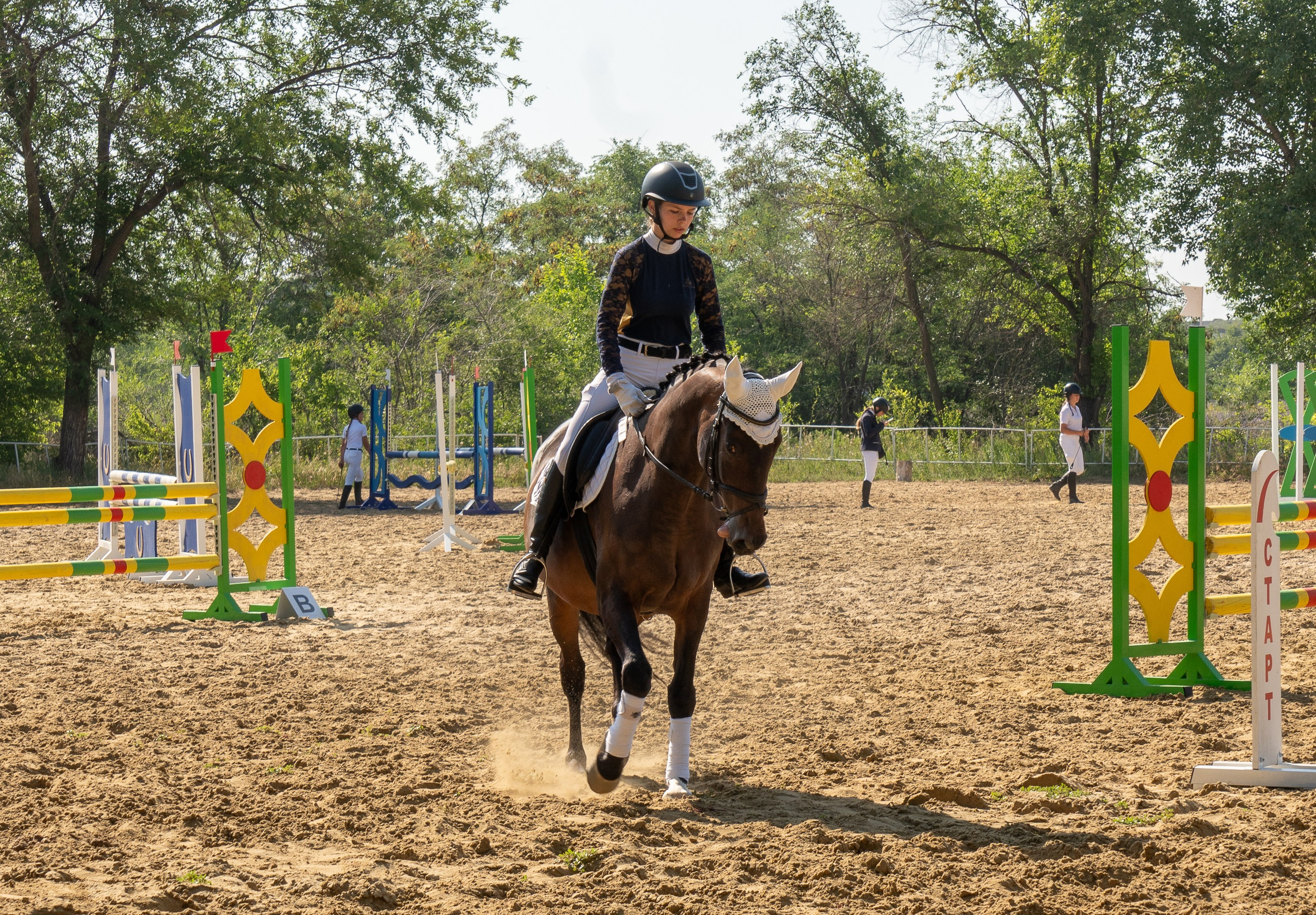 Жокей на лошади на иподроме Луганска, соревнование по конкуру Луганск, конный спорт, форма жокея, культурная жизнь Луганска, спортивное мероприятие