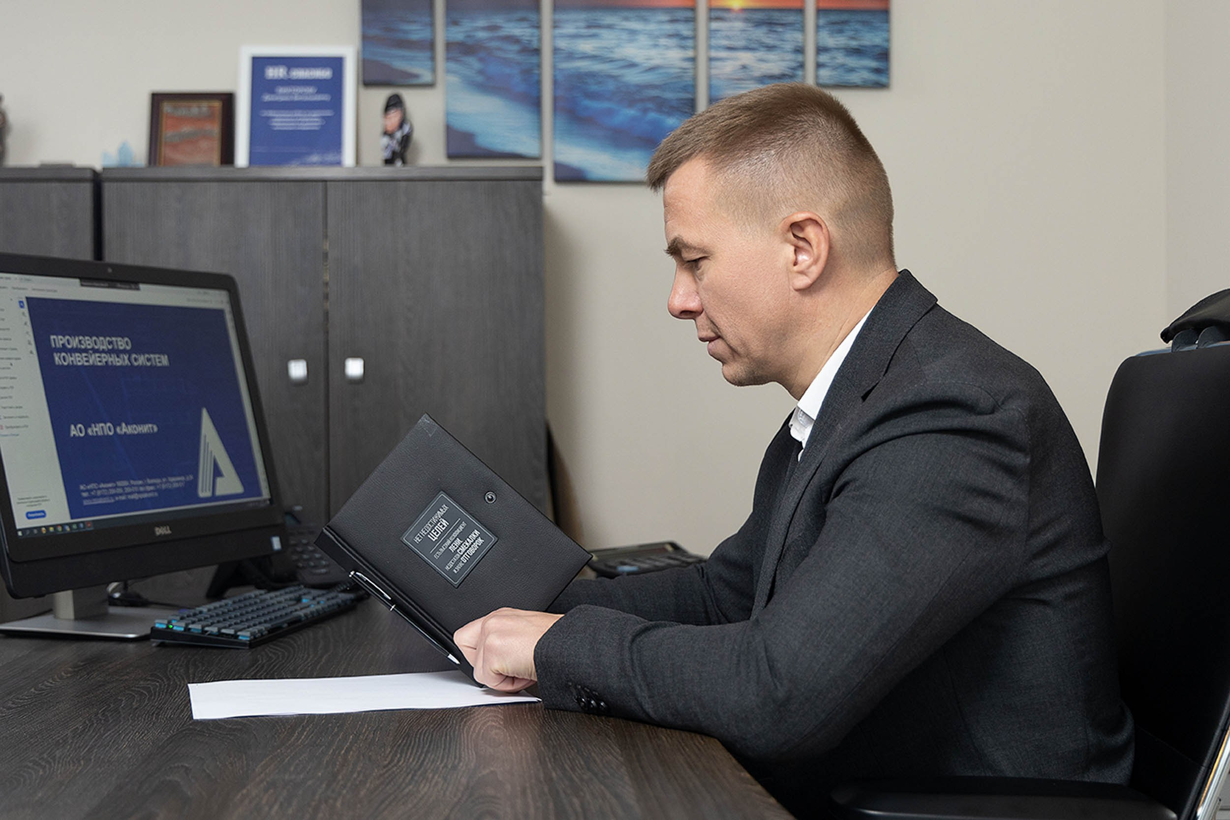 руководитель компании за рабочим столом сидит в профиль