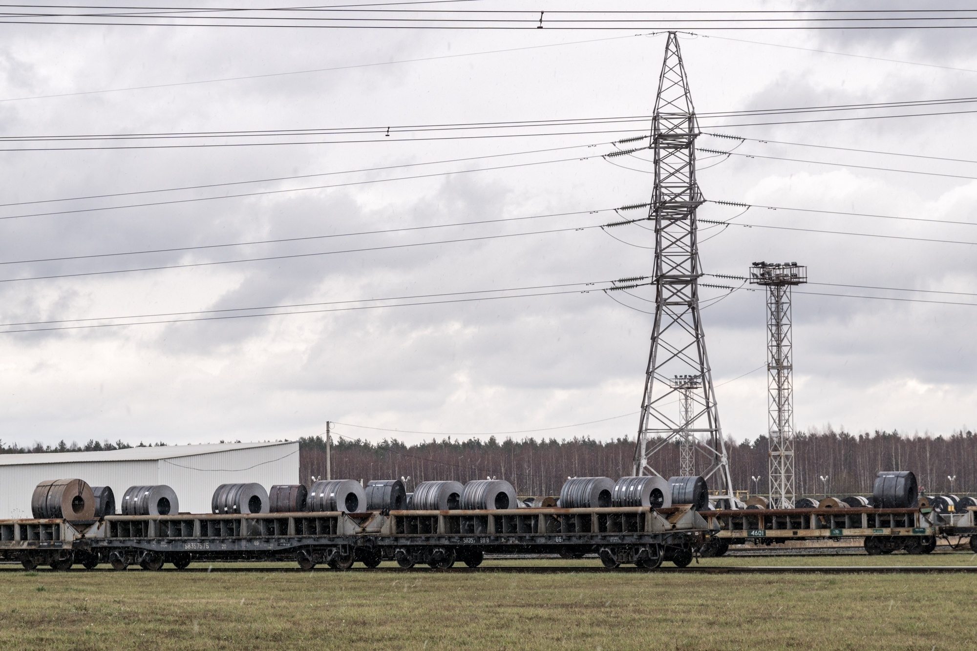 вагоны с мотками стального листового железа