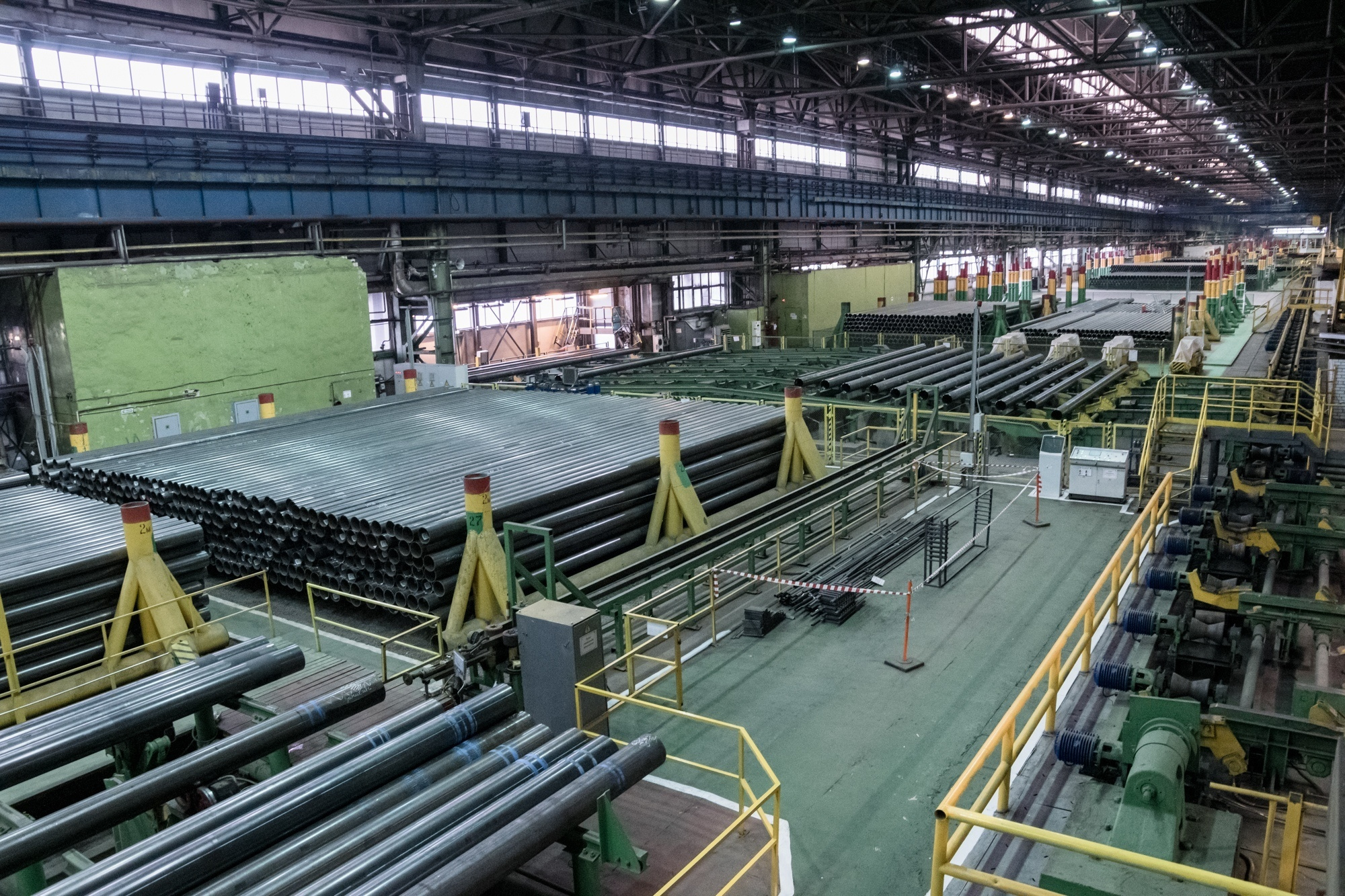 огромный цех с трубами на выксунском металлокомбинате