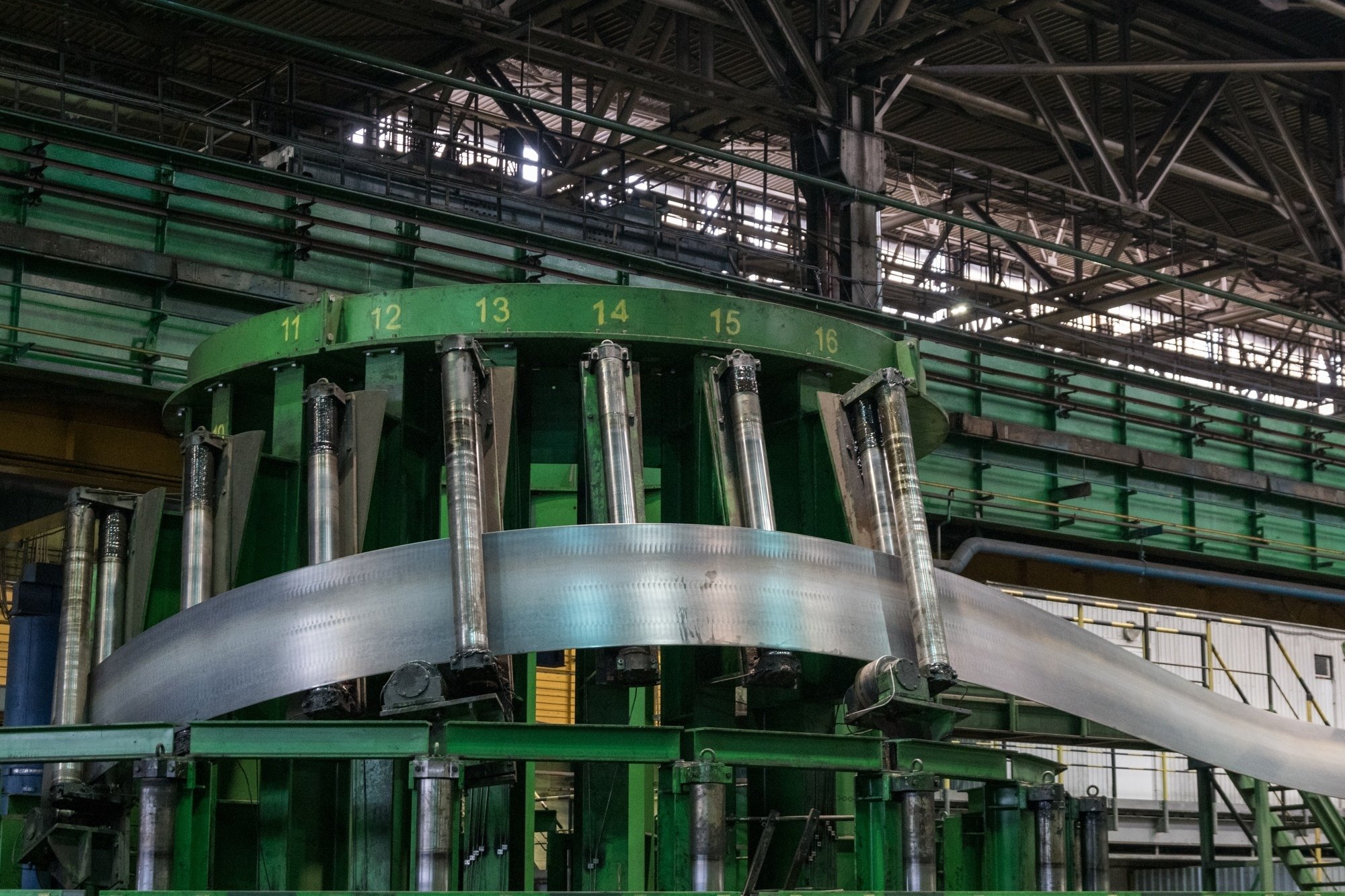 автомат протягивает ленту для выпуска труб на выксунском металлокомбинате