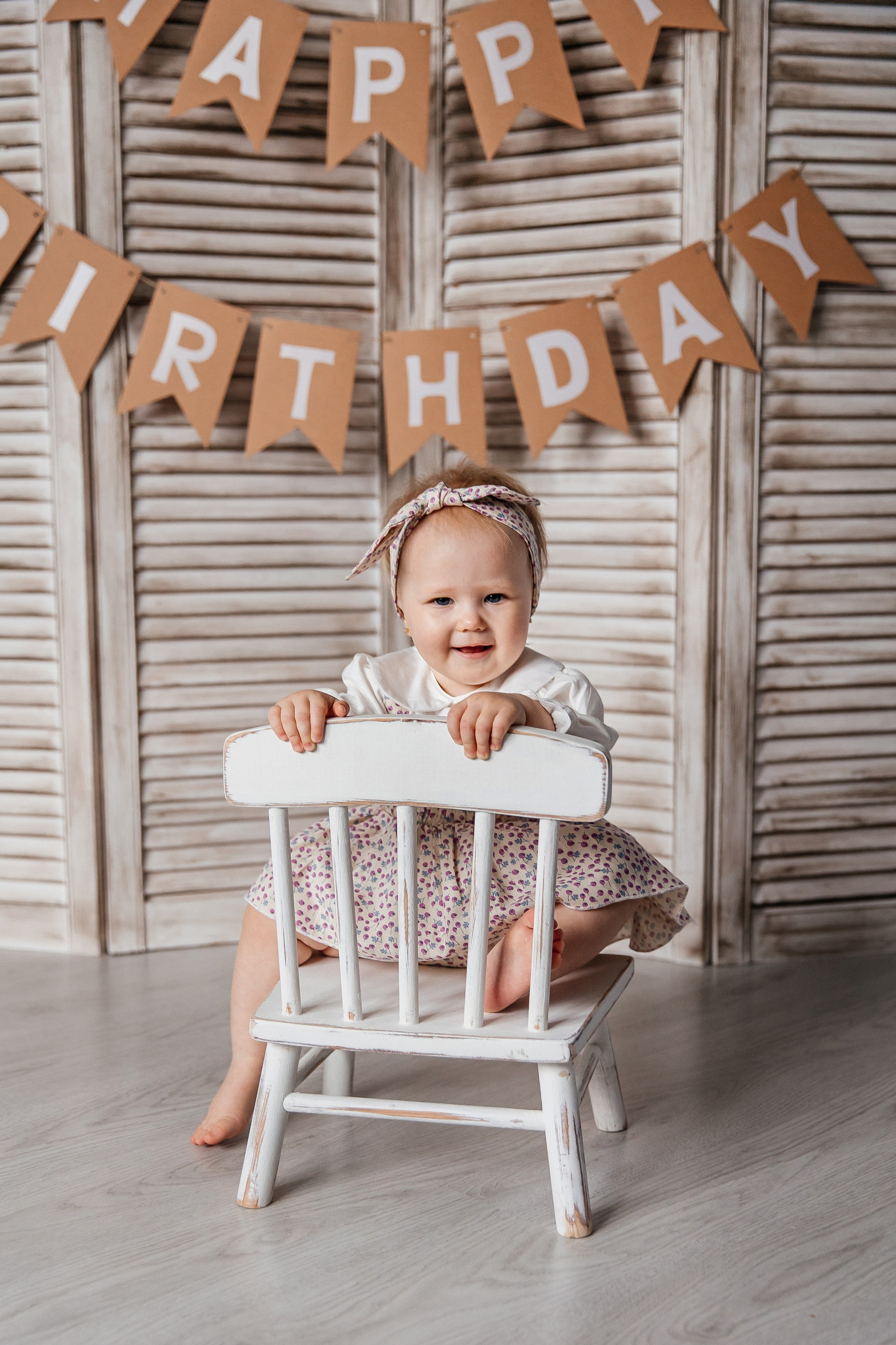 Минимализм (единичка, буквы-кубики, отдельный реквизит на фоне). Детский фотограф, выпускные альбомы в Нижнем Новгороде Бодягина Мария