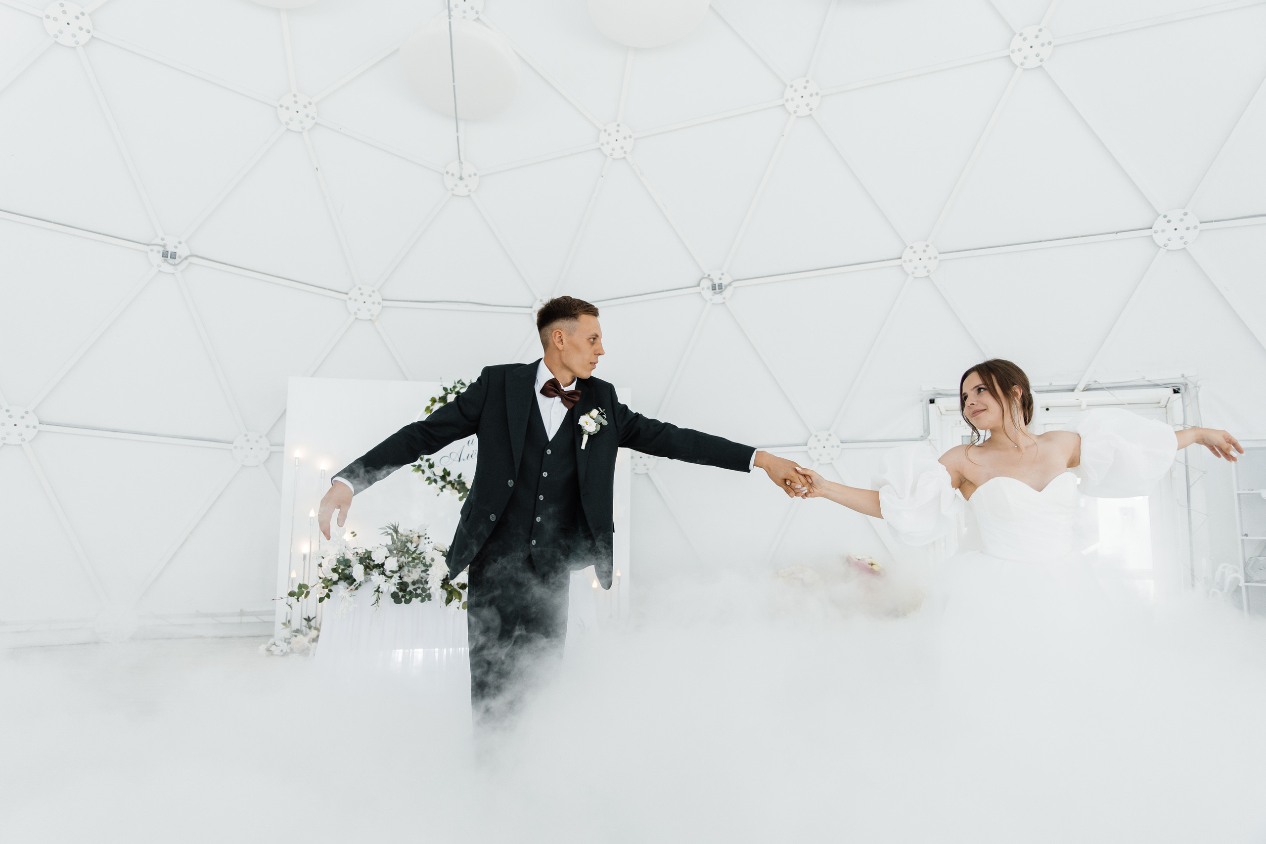 Свадьба в ХВОЕ. Свадебный  фотограф Новосибирск