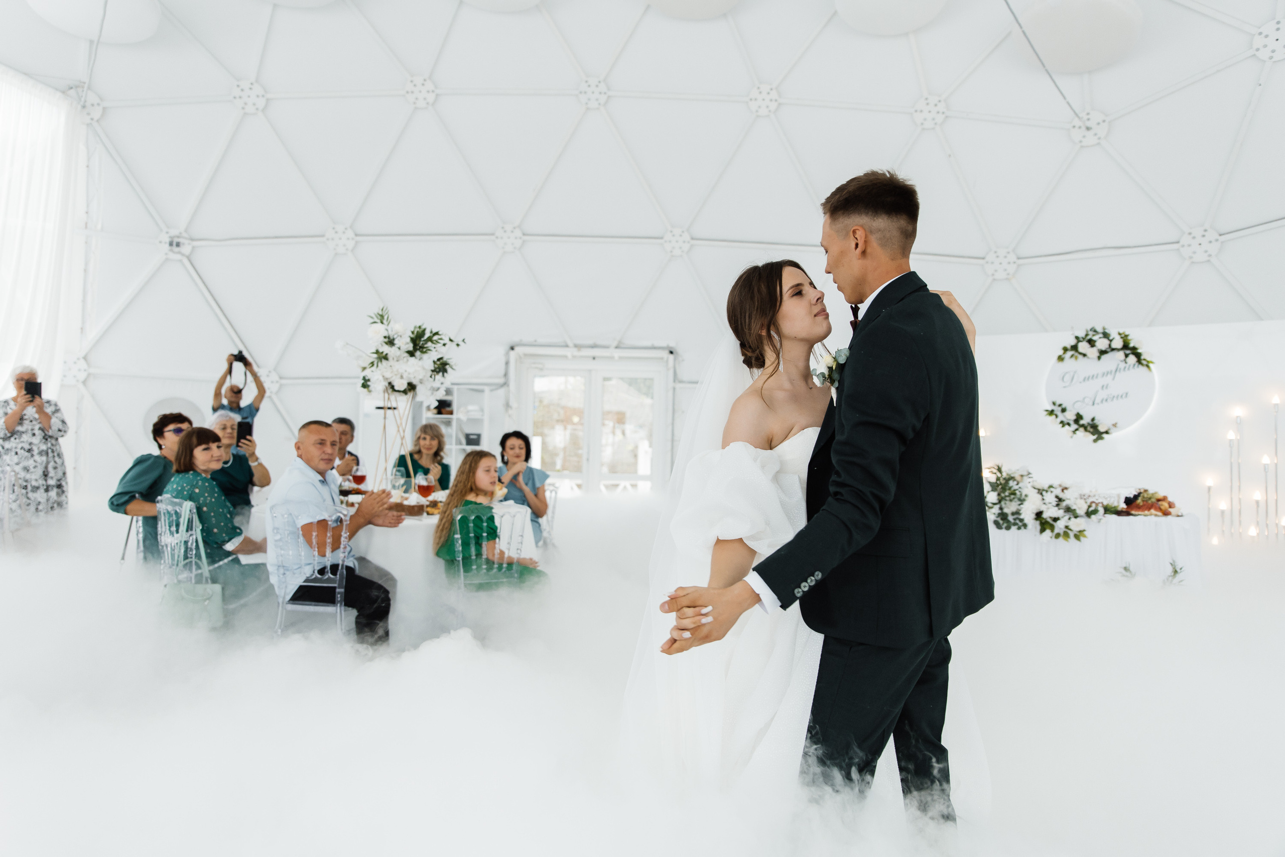 Свадьба в ХВОЕ. Свадебный  фотограф Новосибирск