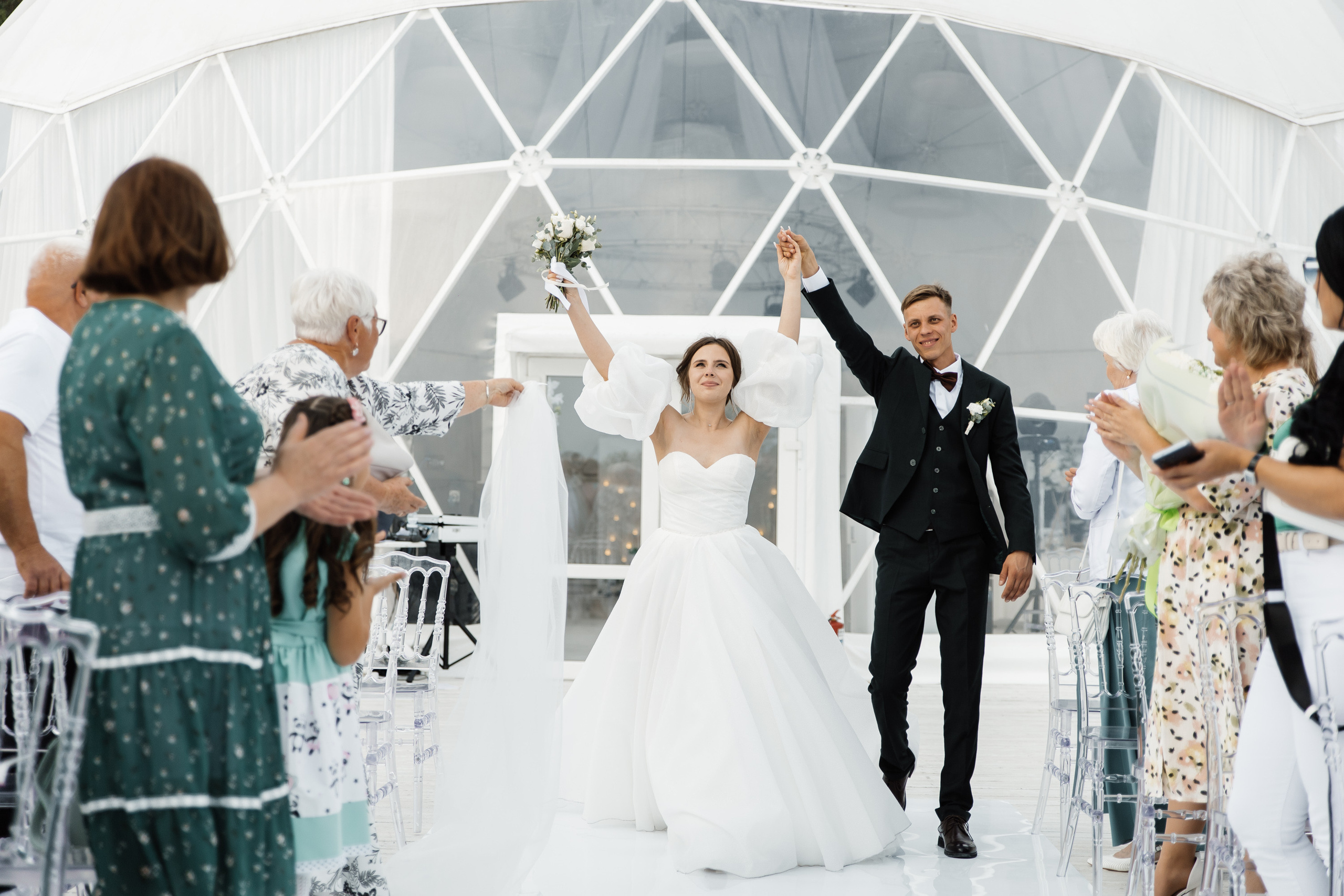 Свадьба в ХВОЕ. Свадебный  фотограф Новосибирск