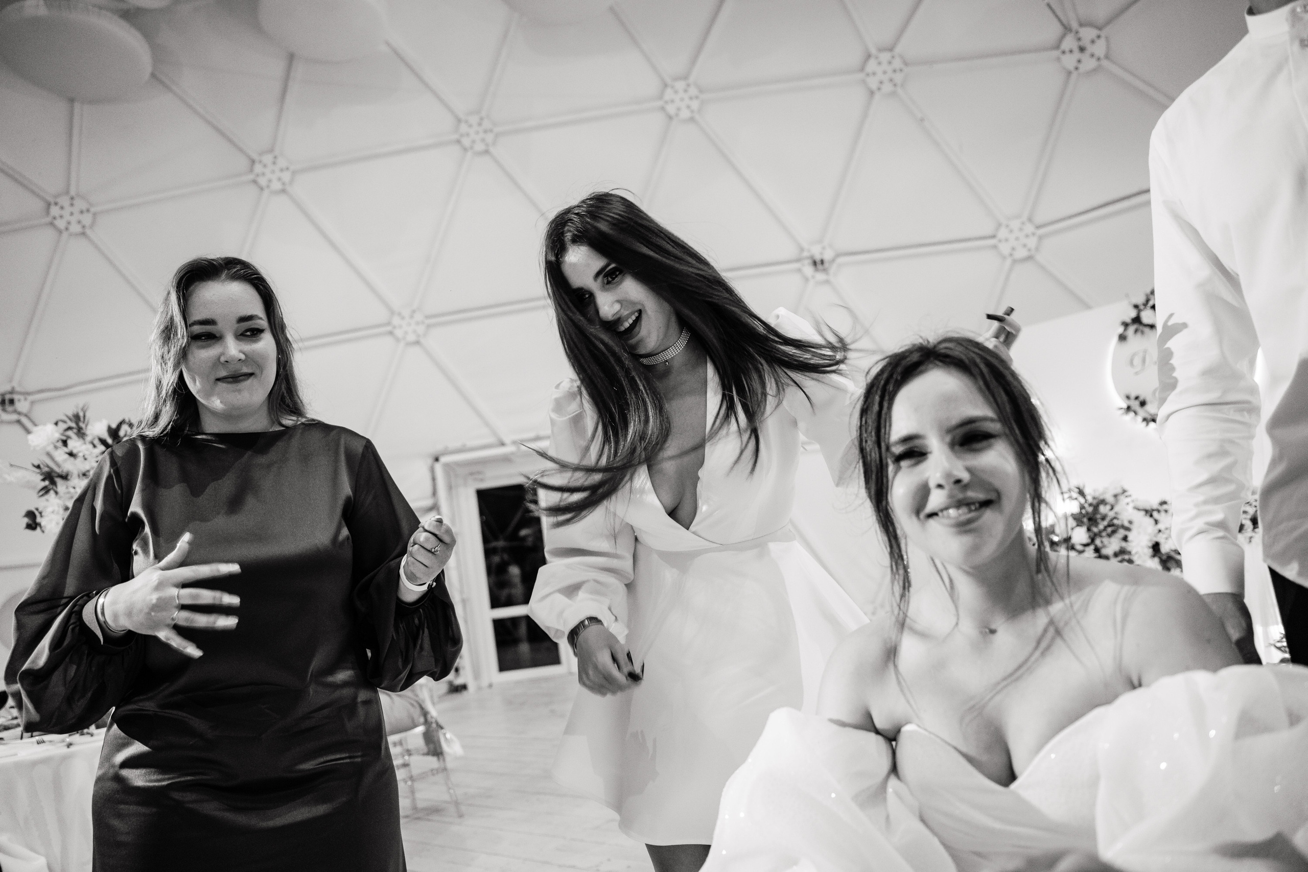 Свадьба в ХВОЕ. Свадебный  фотограф Новосибирск