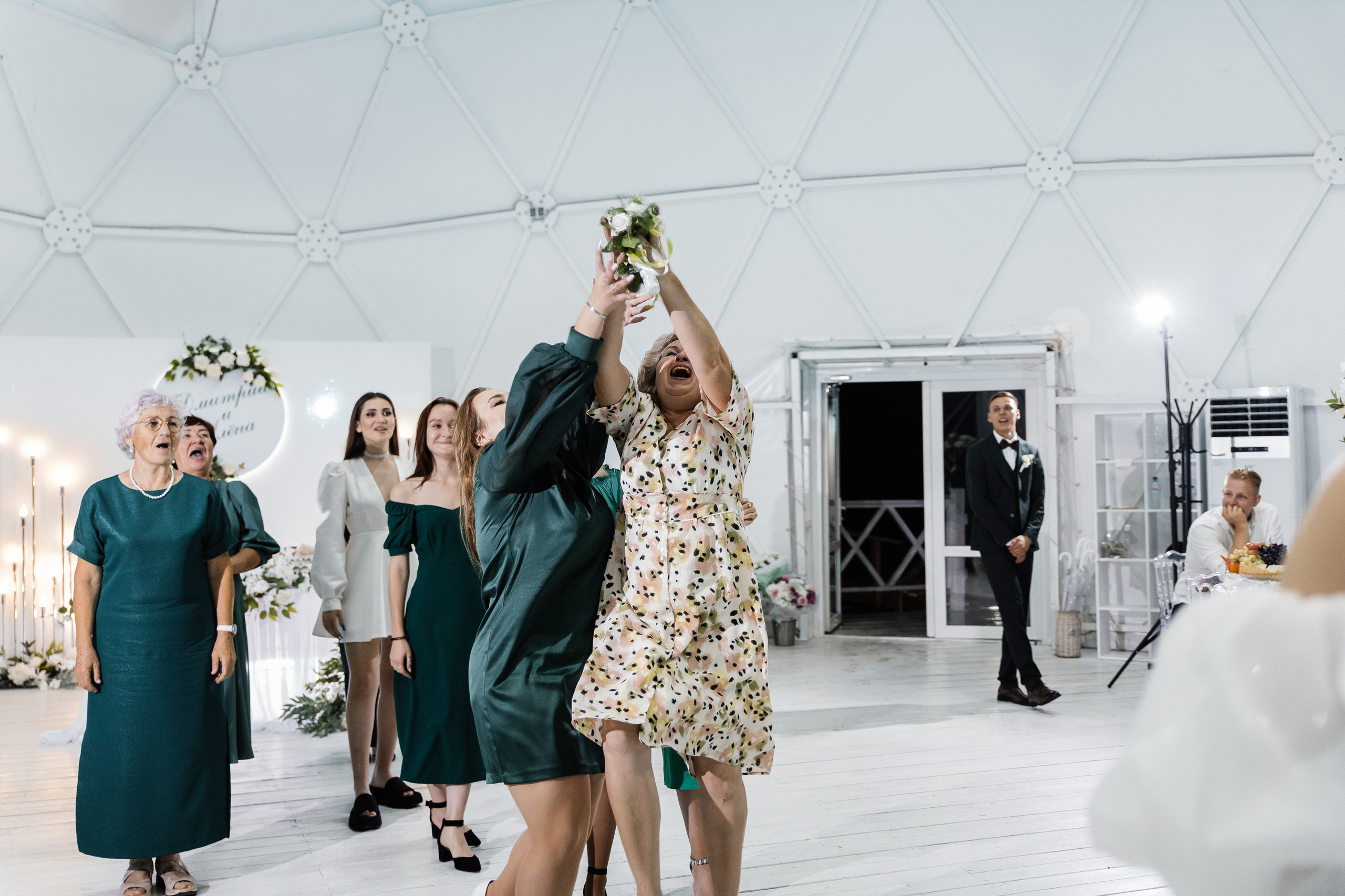 Свадьба в ХВОЕ. Свадебный  фотограф Новосибирск