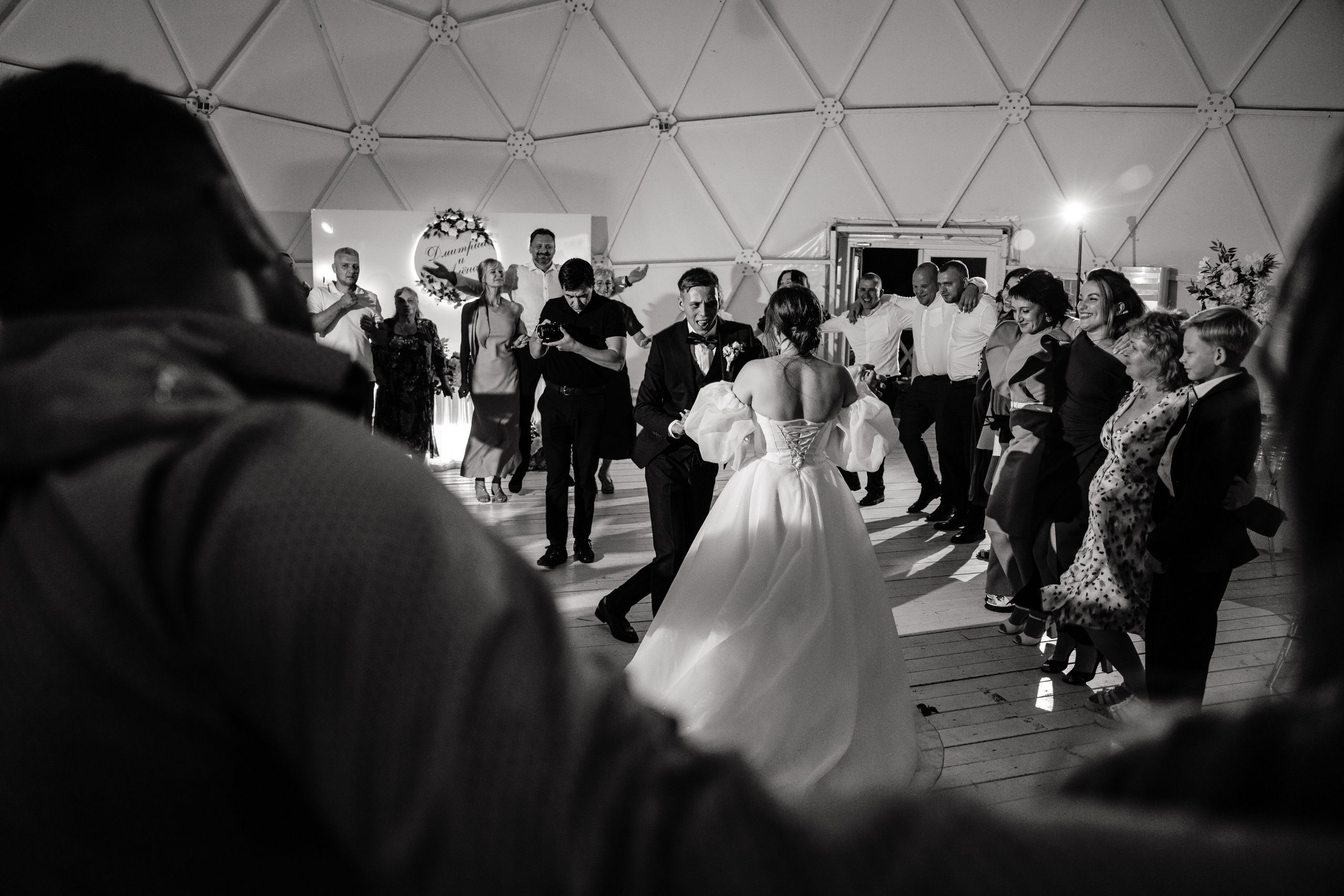 Свадьба в ХВОЕ. Свадебный  фотограф Новосибирск