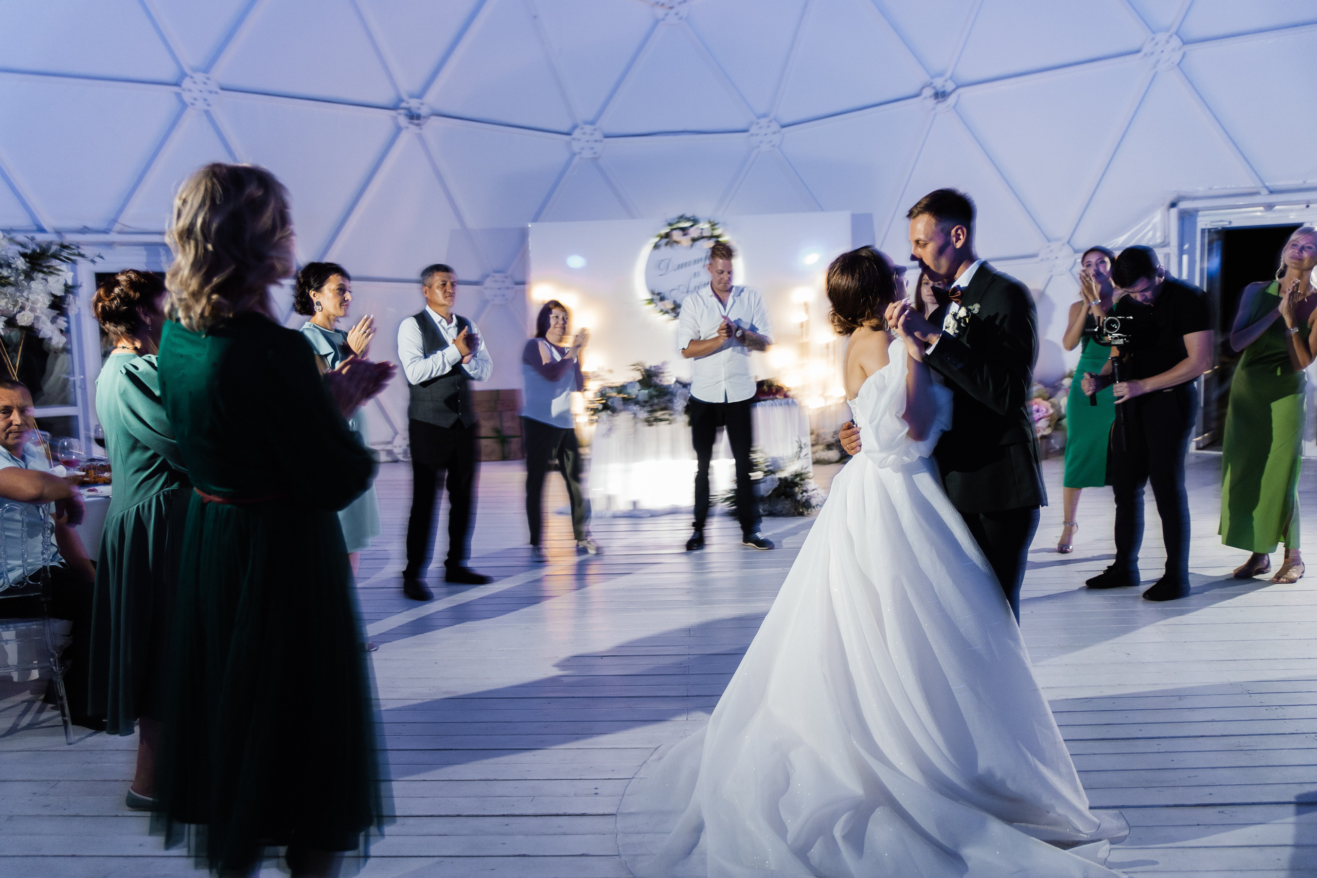 Свадьба в ХВОЕ. Свадебный  фотограф Новосибирск