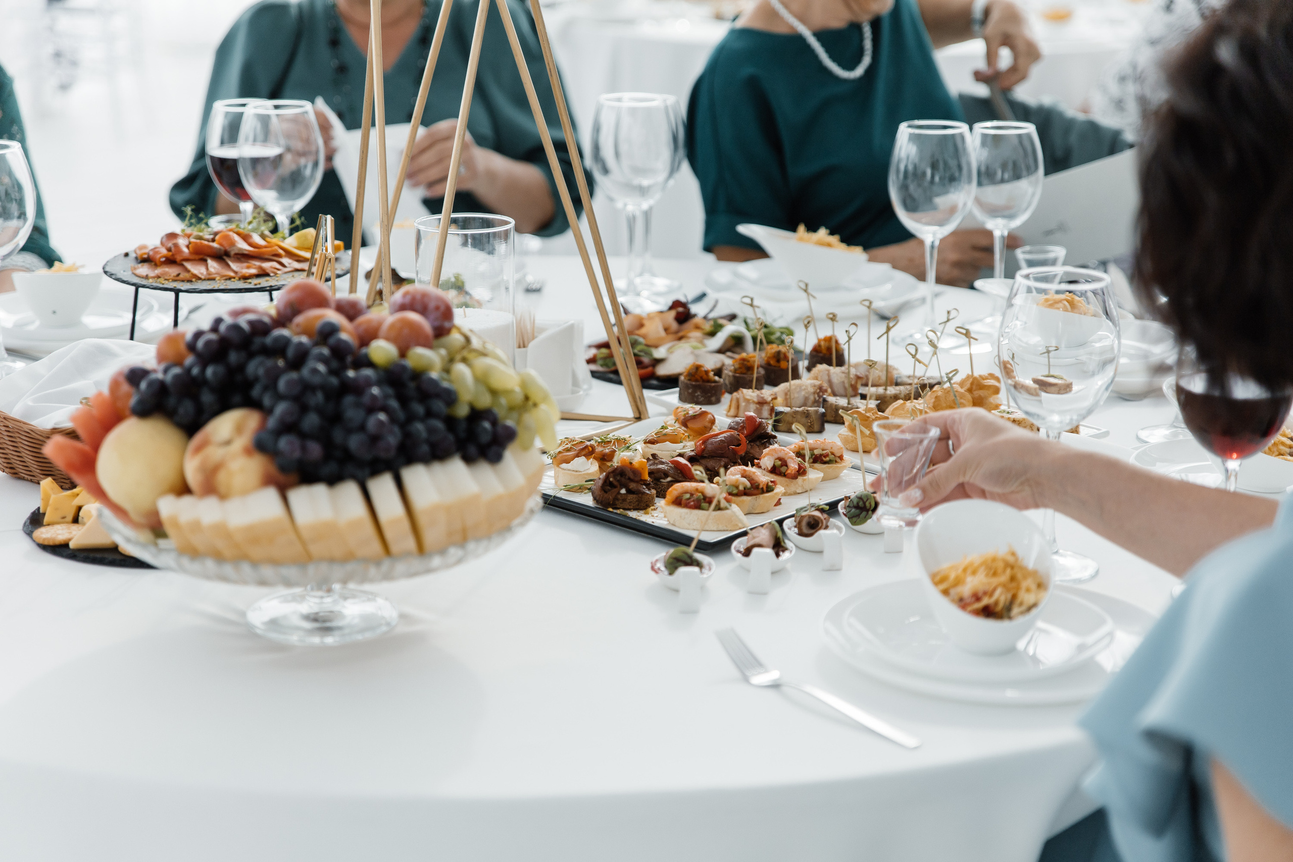 Свадьба в ХВОЕ. Свадебный  фотограф Новосибирск