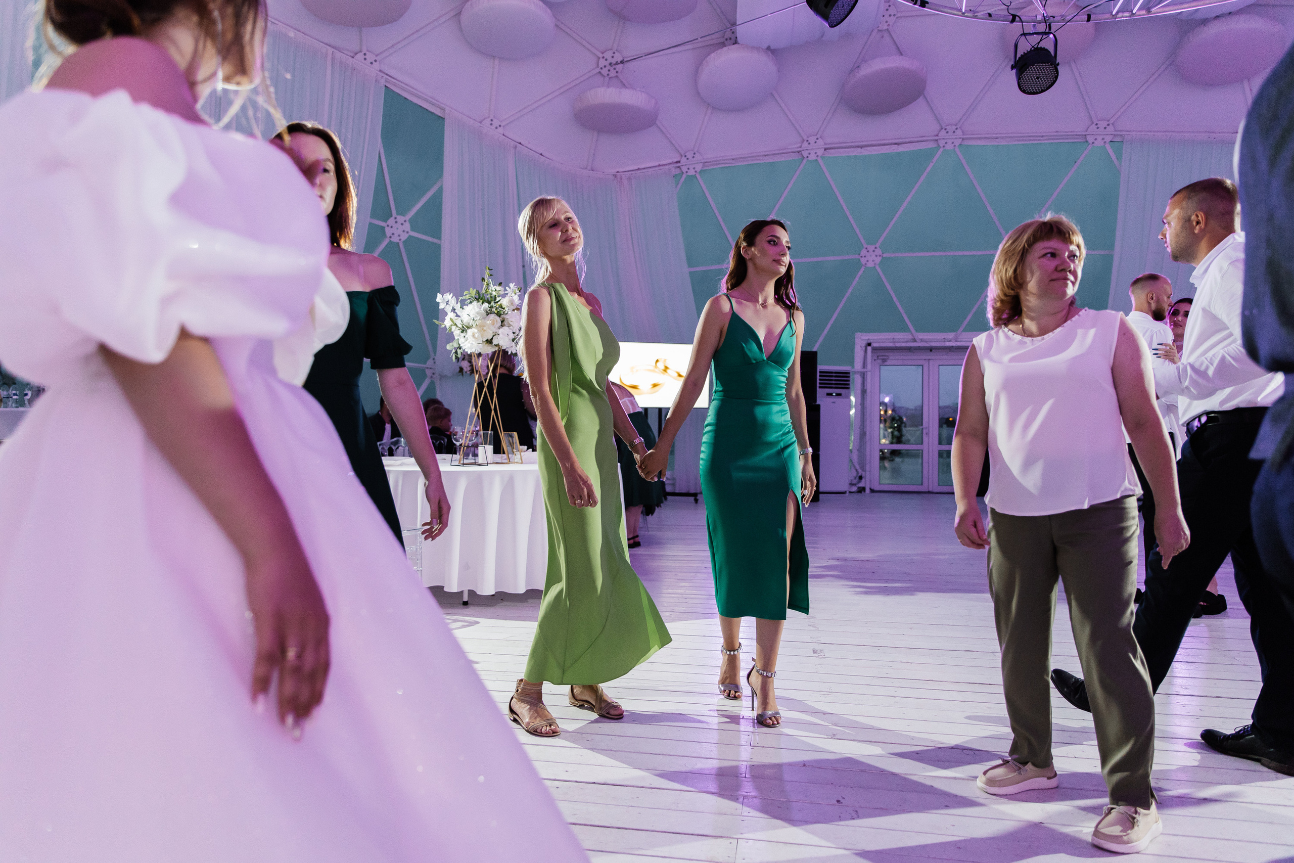 Свадьба в ХВОЕ. Свадебный  фотограф Новосибирск