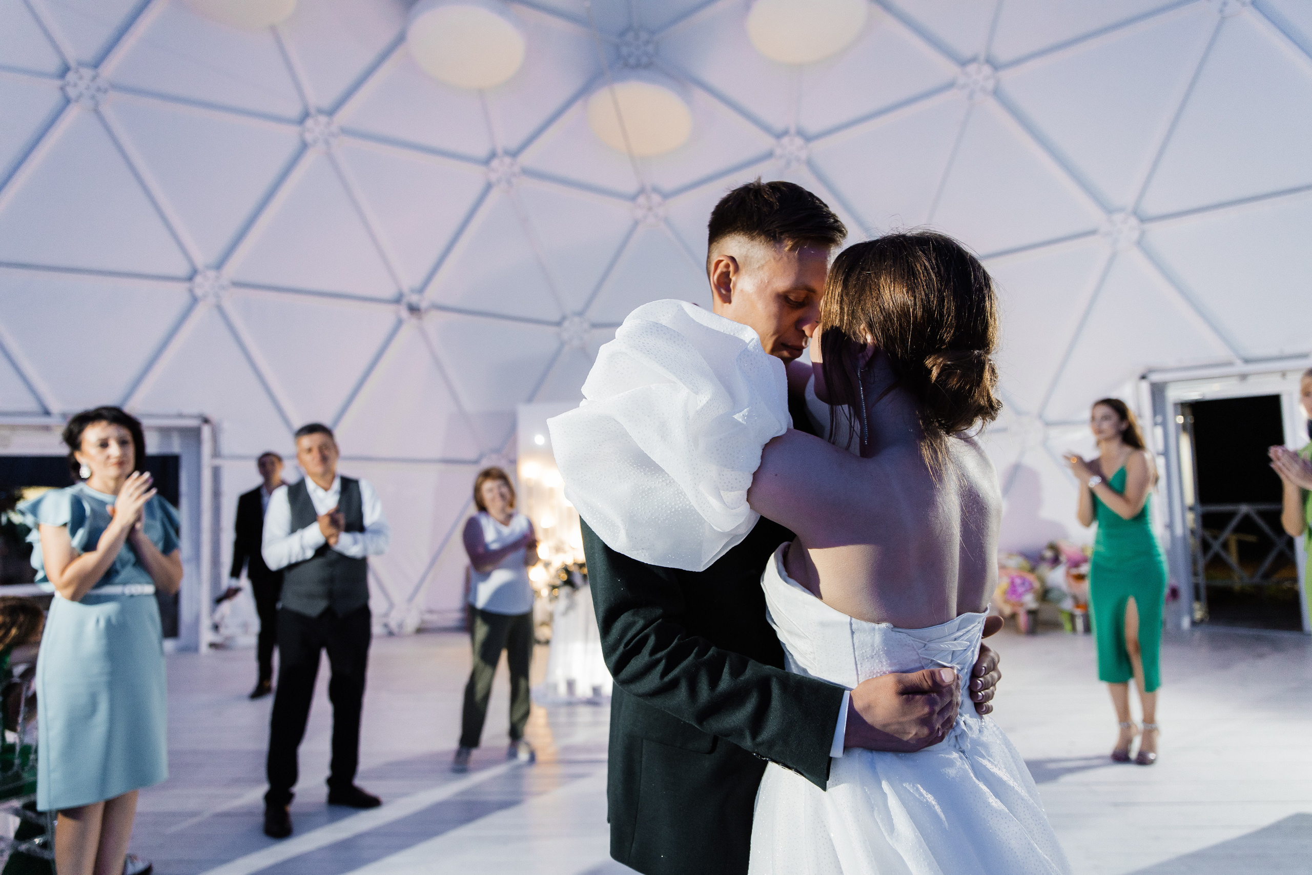 Свадьба в ХВОЕ. Свадебный  фотограф Новосибирск