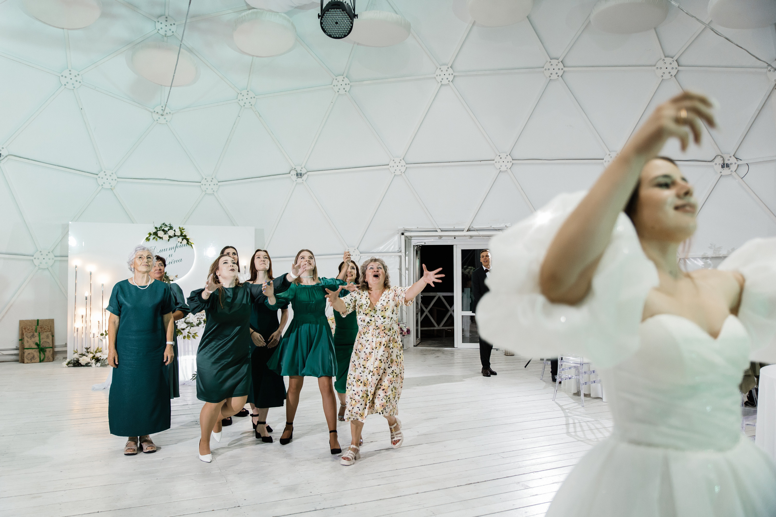 Свадьба в ХВОЕ. Свадебный  фотограф Новосибирск