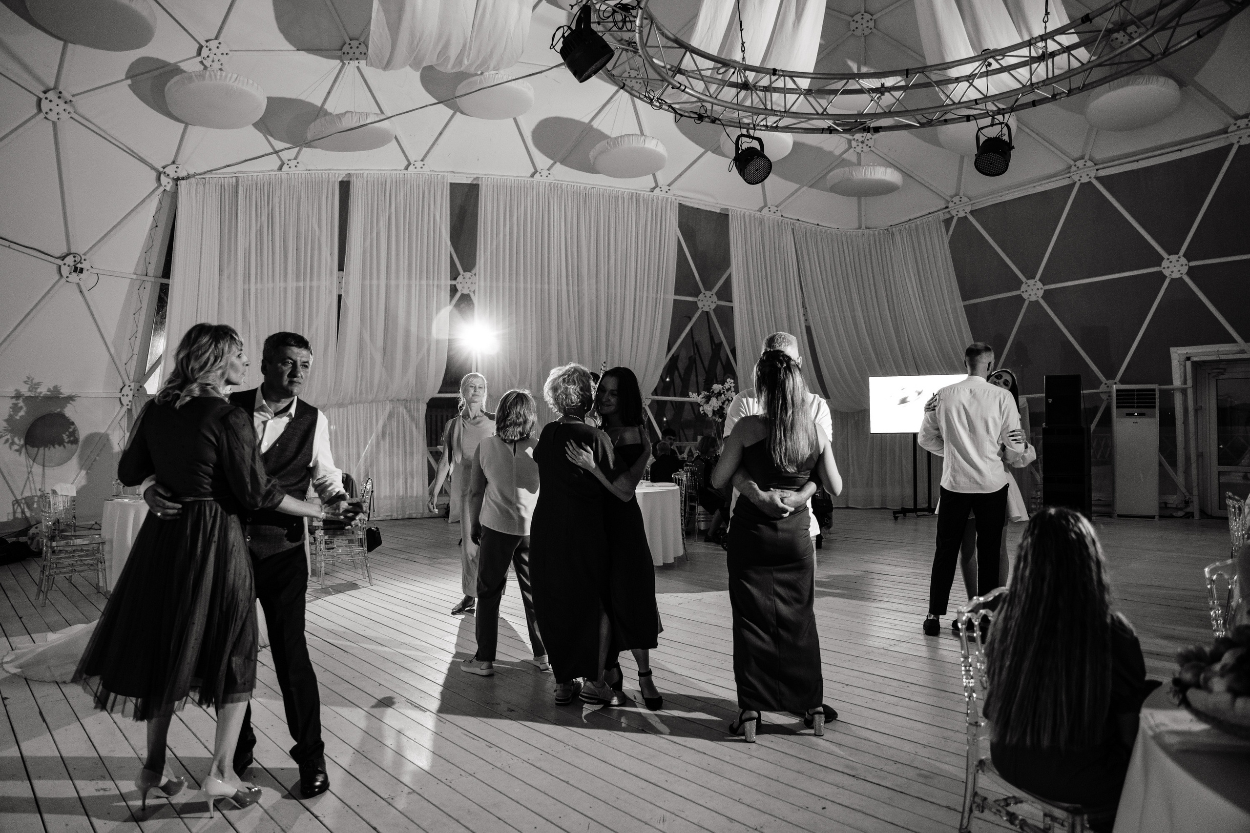 Свадьба в ХВОЕ. Свадебный  фотограф Новосибирск