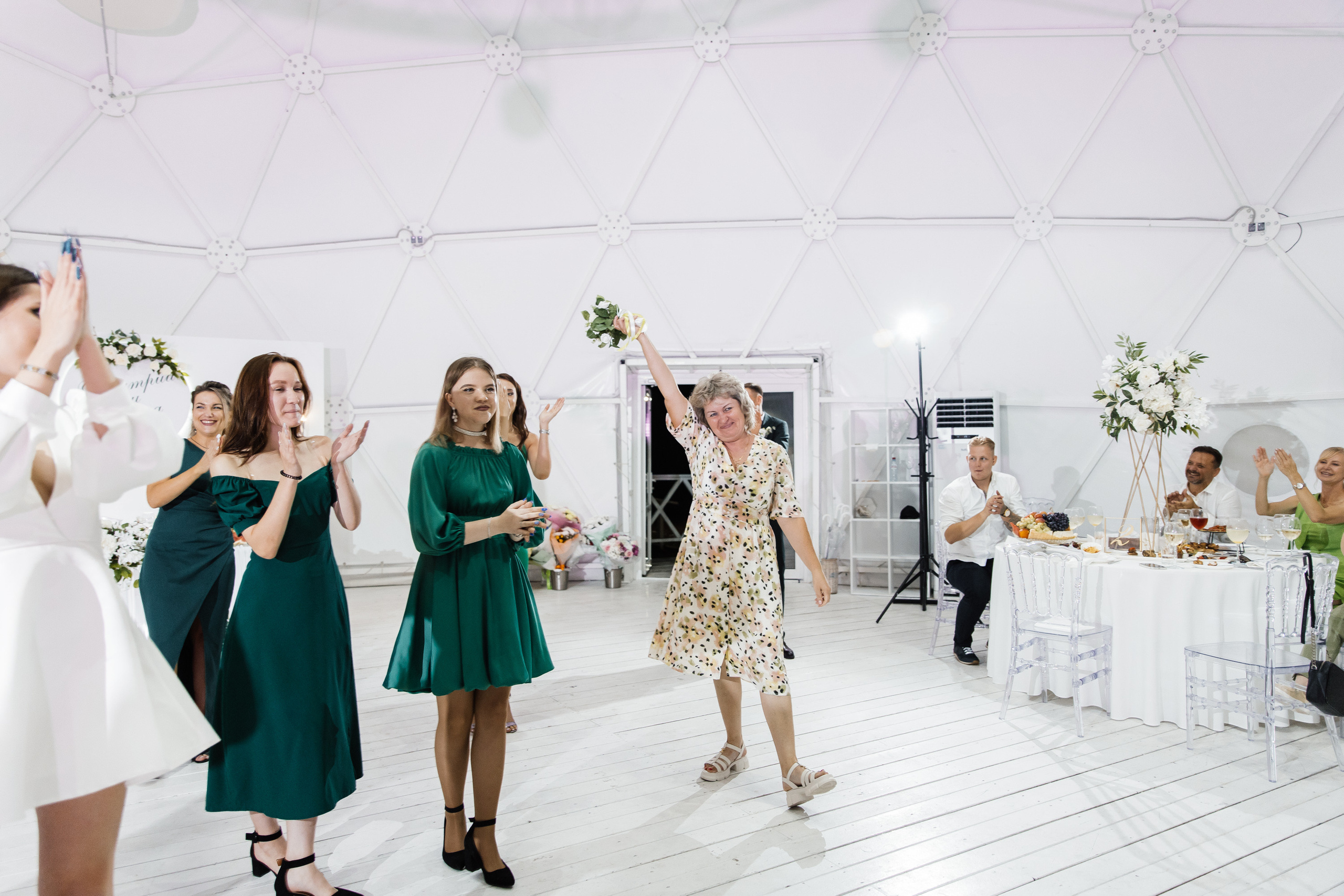 Свадьба в ХВОЕ. Свадебный  фотограф Новосибирск