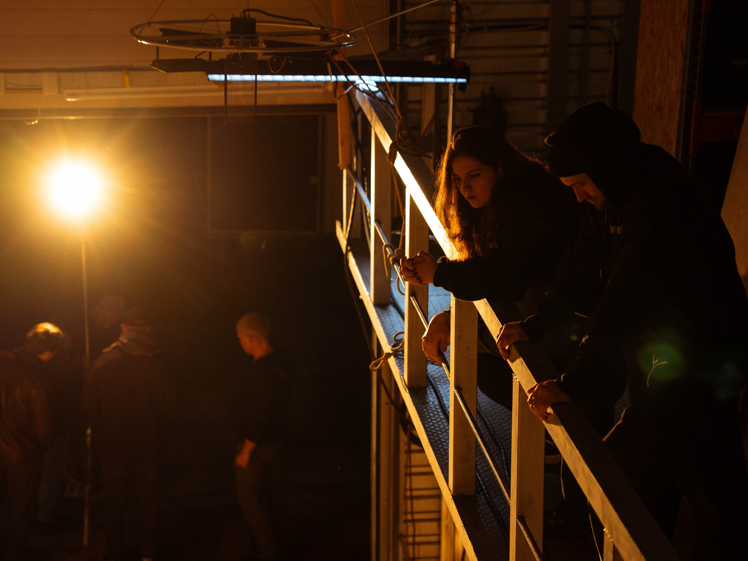 BACKSTAGE. V